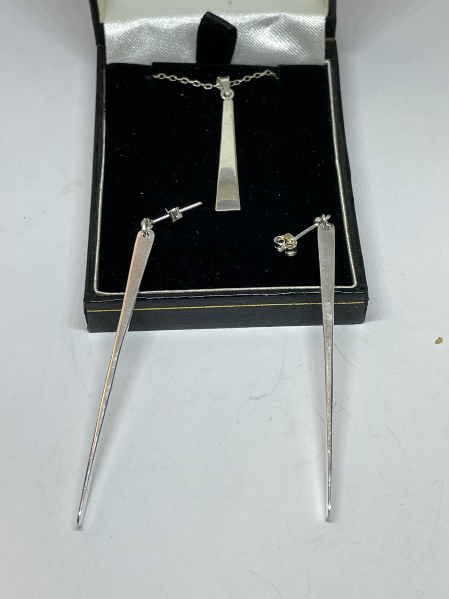 A SILVER NECKLACE WITH PENDANT AND MATCHING EARRING SET IN A PRESENTATION BOX