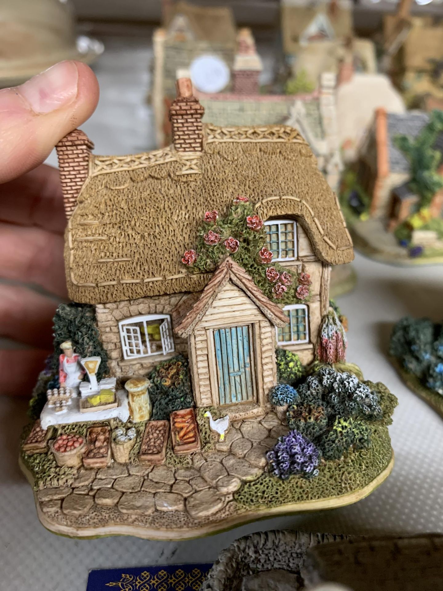 A LARGE QUANTITY OF LILLIPUT LANE COTTAGES TO INCLUDE 'NUTKIN COTTAGE', 'WATERSIDE MILL', ETC - 19 - Image 3 of 5