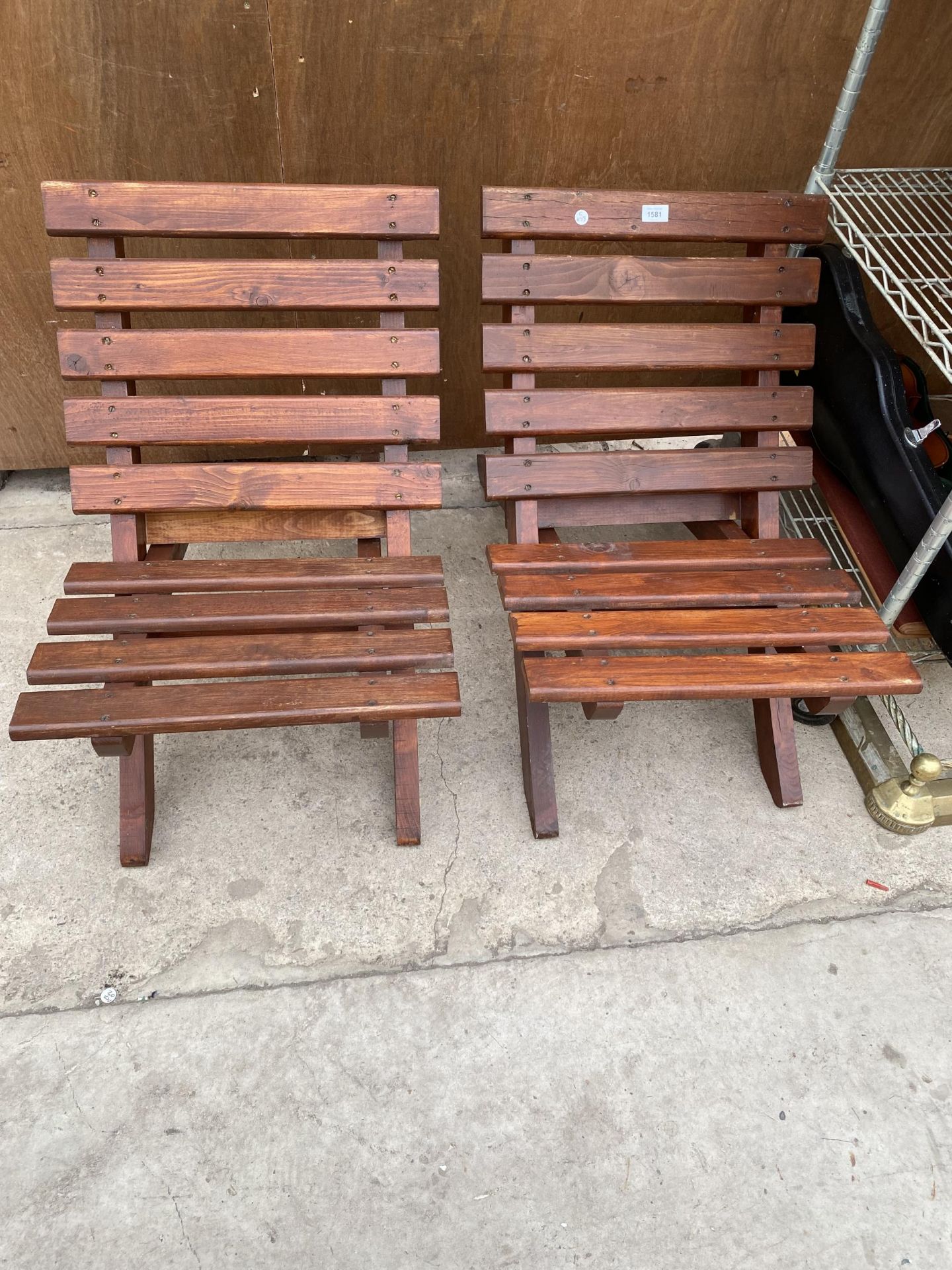 A PAIR OF WOODEN SLATTED FOLDING BEACH HUT CHAIRS - Image 3 of 5