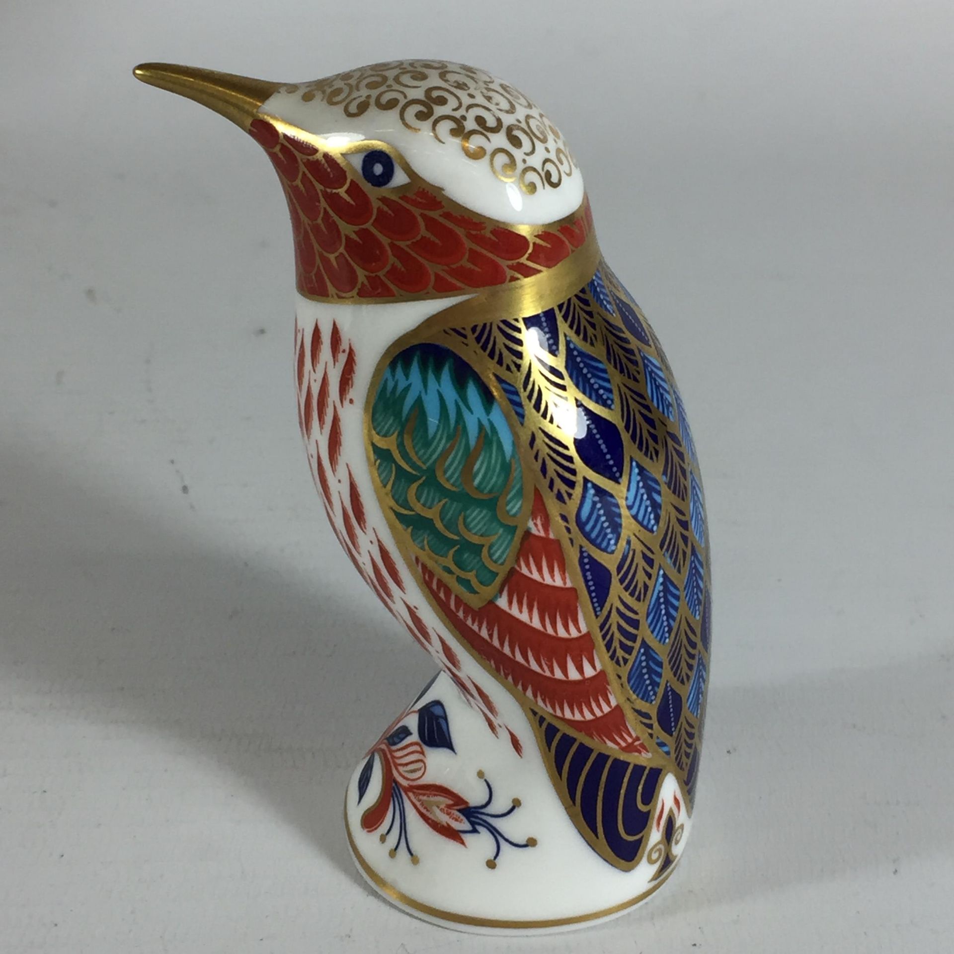 A ROYAL CROWN DERBY GOLD HUMMINGBIRD PAPERWEIGHT, NO STOPPER - Image 2 of 3