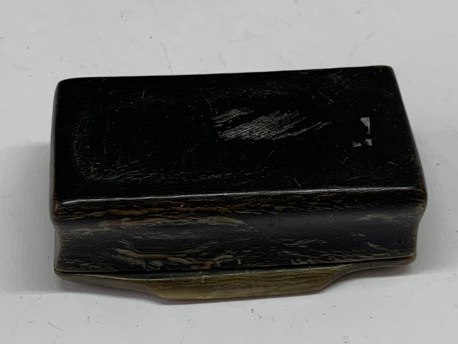 A VINTAGE INLAID SNUFF BOX - Image 3 of 3
