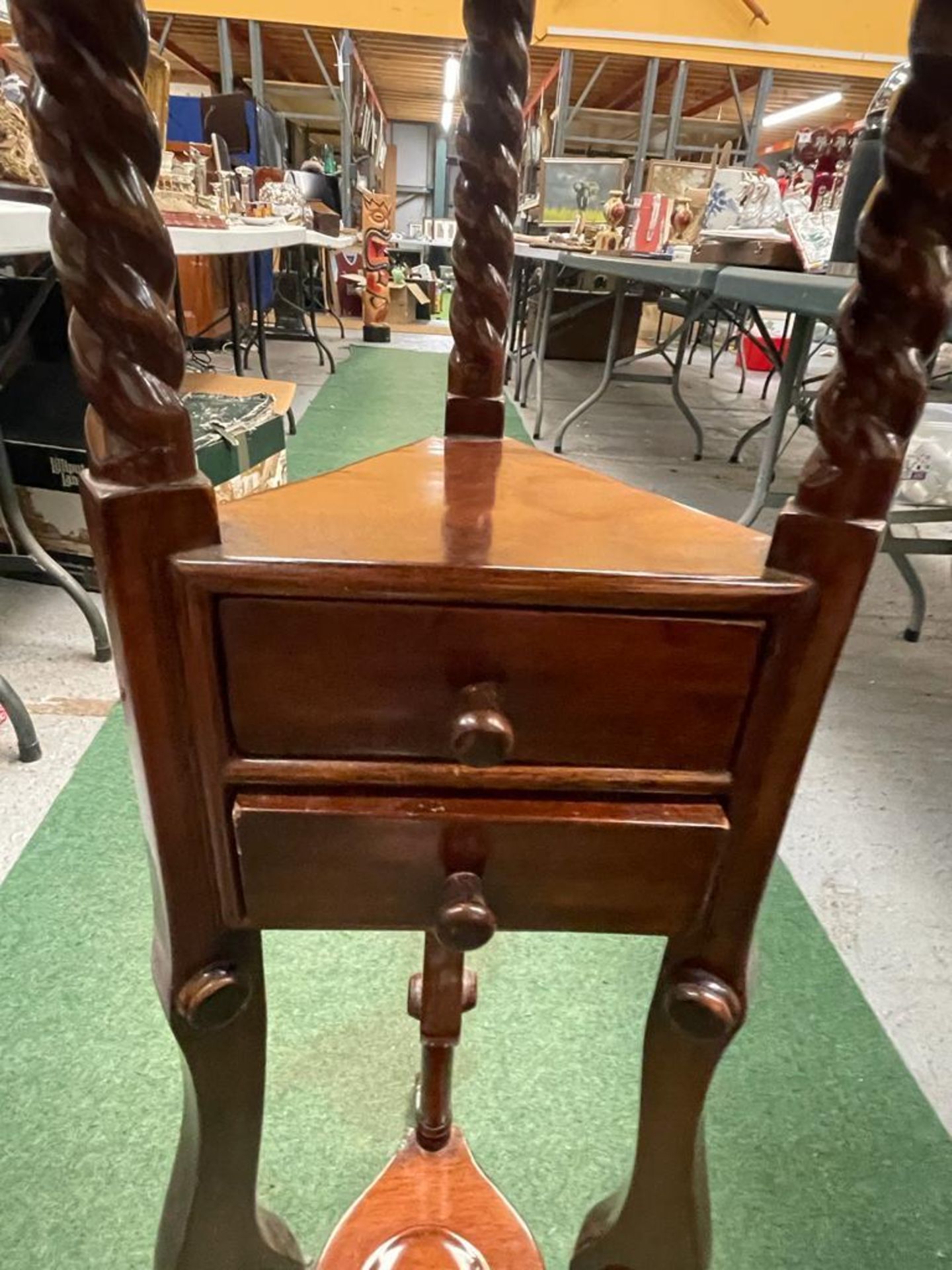 A HARDWOOD JARDINIERE STAND WITH BARLEY TWIST COLUMN SUPPORTS, TWO DRAWERS AND LOWER SHELF - Image 4 of 4