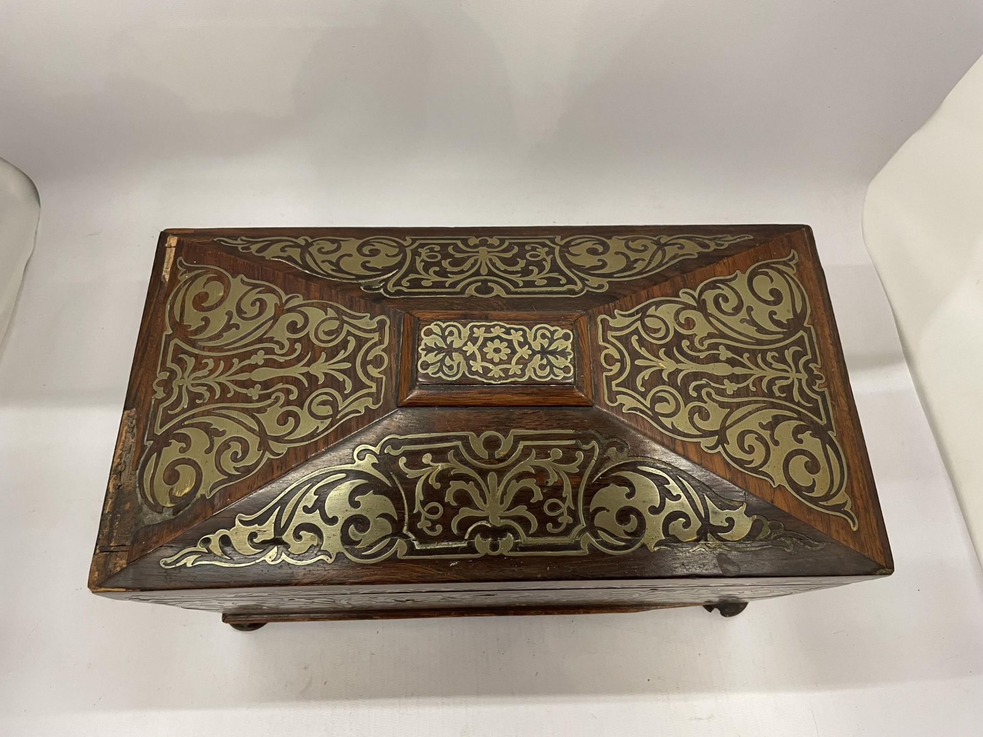 A 19TH CENTURY ROSEWOOD AND BRASS INLAID SARCOPHAGUS SHAPED TEA CADDY WITH TWO INNER LIDDED - Image 2 of 6