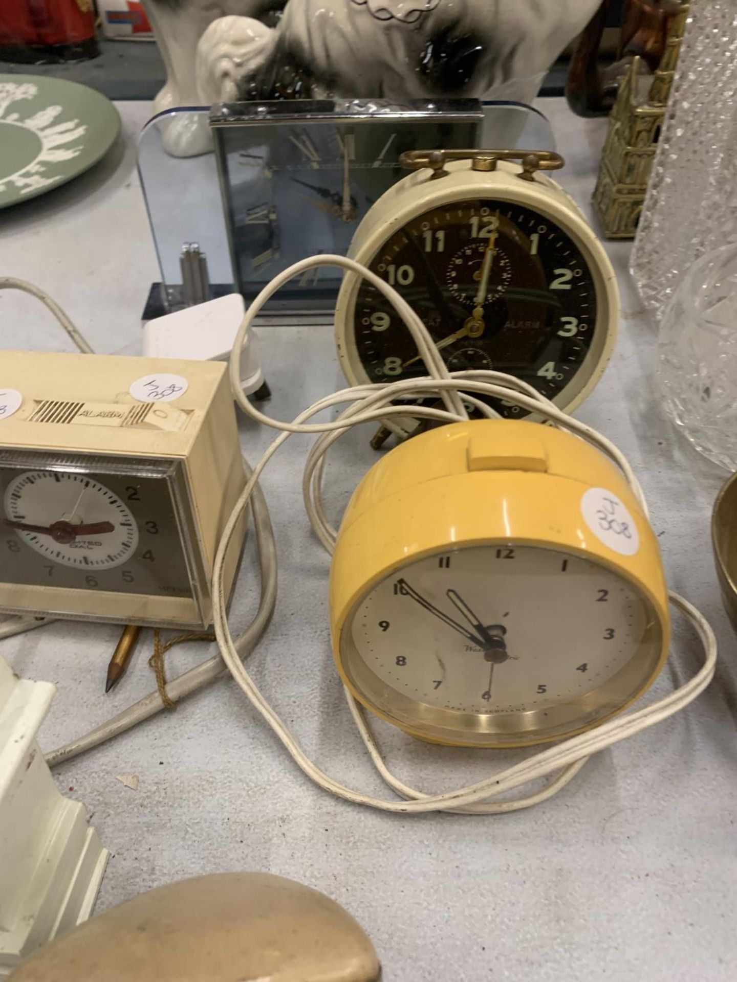 A QUANTITY OF VINTAGE MANTLE AND ALARM CLOCKS - Image 3 of 3