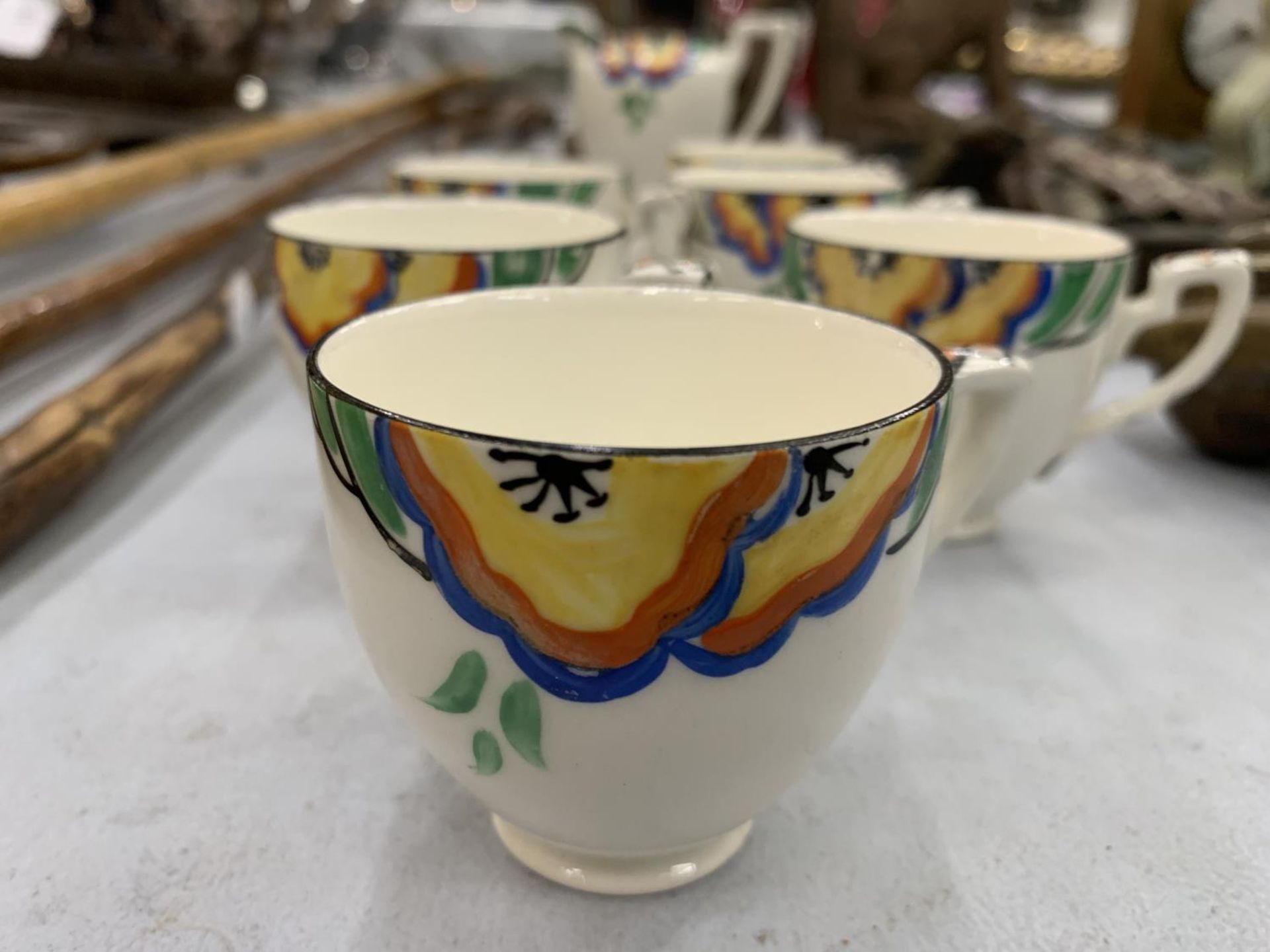 A QUANTITY OF VINTAGE CROWN DUCAL WARE TEAWARE TO INCLUDE 6 CUPS - 1 A/F, A CREAM JUG AND SUGAR - Image 2 of 3