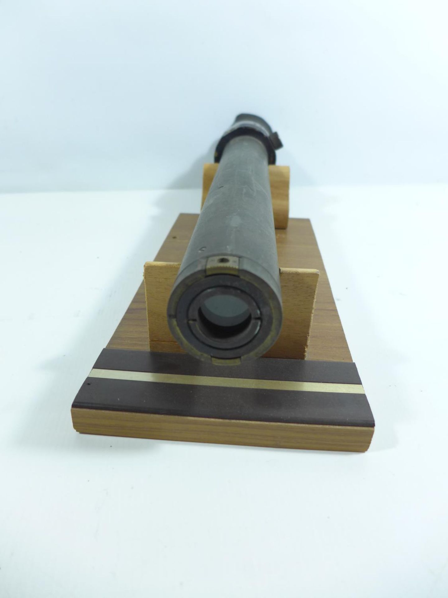 A WORLD WAR II TELESCOPIC NO.33 MIIS GUN SIGHT DATED 1941, LENGTH 45CM, ON A LATER PURPOSE MADE - Image 4 of 6