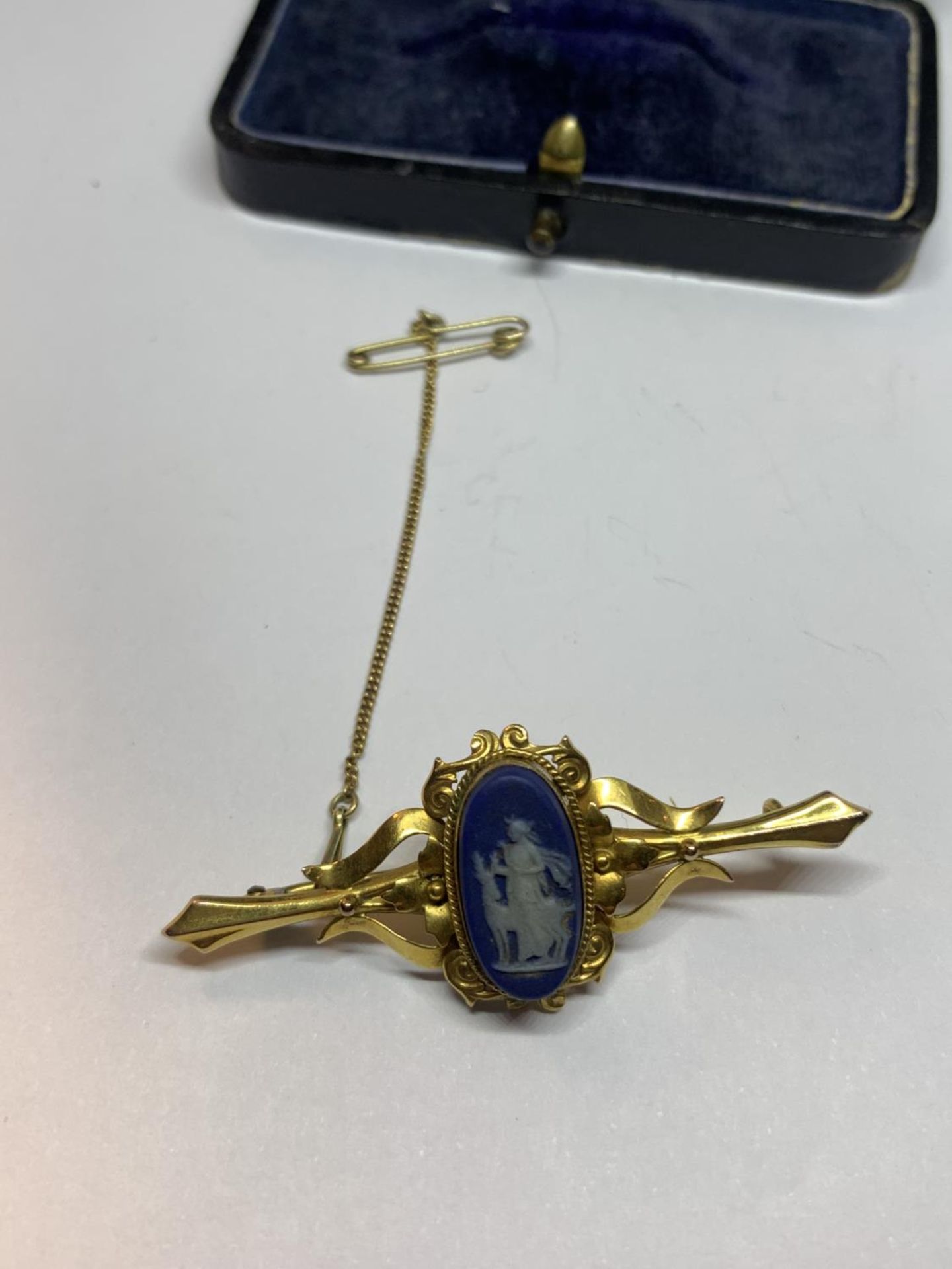 A 9 CARAT GOLD VICTORIAN JASPERWARE BROOCH IN A PRESENTATION BOX - Image 2 of 3