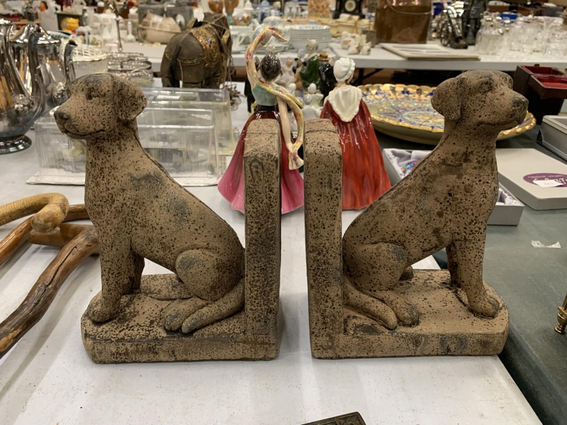 A PAIR OF STONE DOG BOOKENDS HEIGHT 21CM