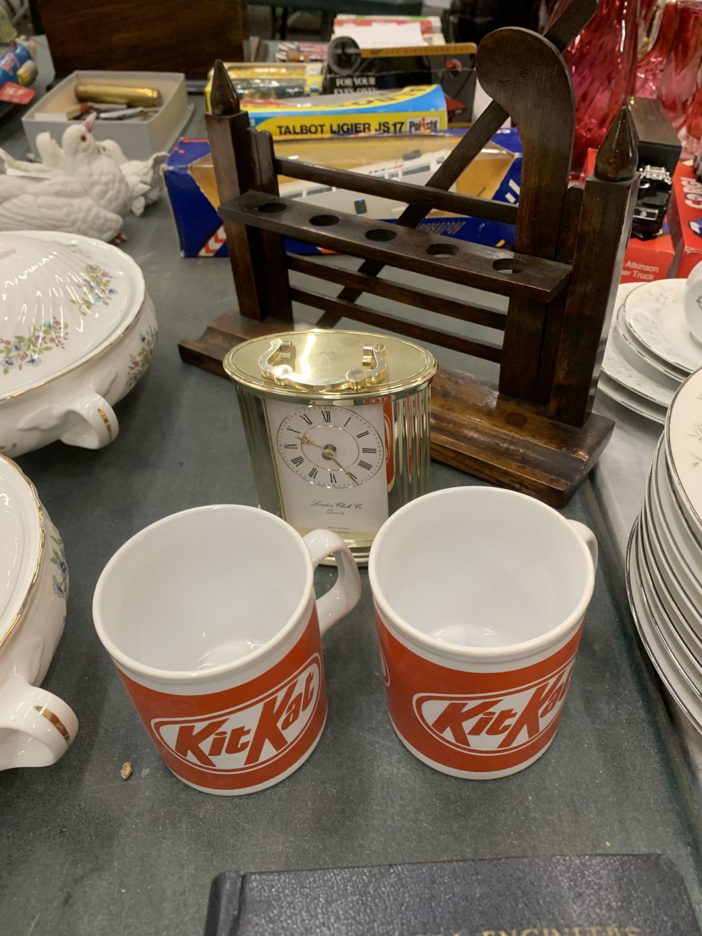 A MIXED LOT TO INCLUDE TWO KITKAT MUGS, CARRIAGE CLOCK, DOOR KNOBS, ELECTRICAL ENGINEERS - Image 3 of 3