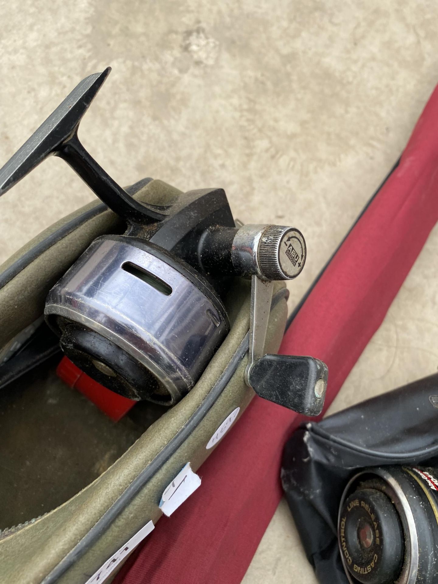 TWO ABU CLOSED FACED FISHING REELS AND SEVERAL SPARE SPOOLS TO ALSO INCLUDE AN ABU EQUALIZER FISHING - Image 4 of 9