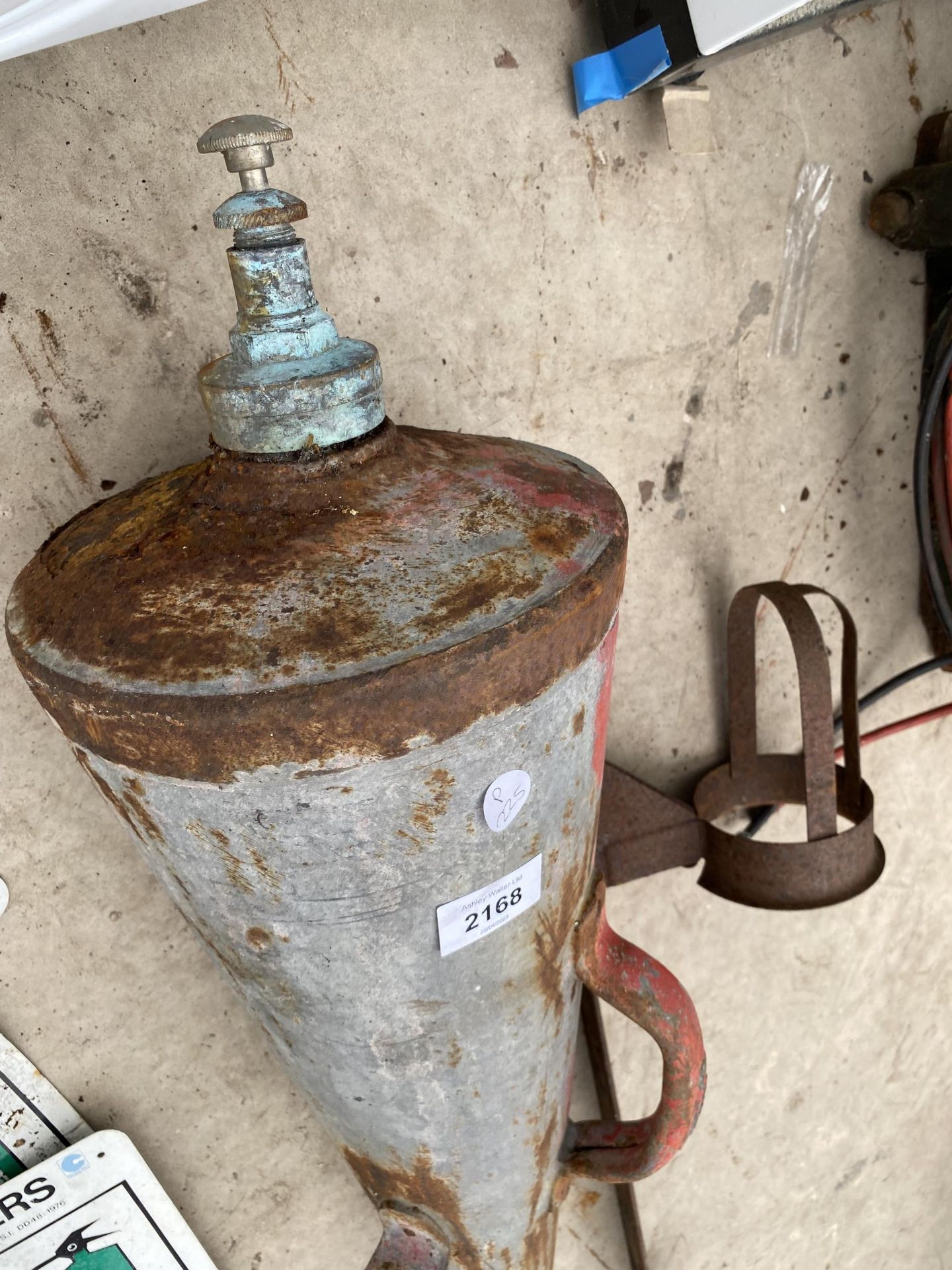 A VINTAGE FIRE EXTINGUISHER AND A LAMP HOLDER - Image 2 of 2