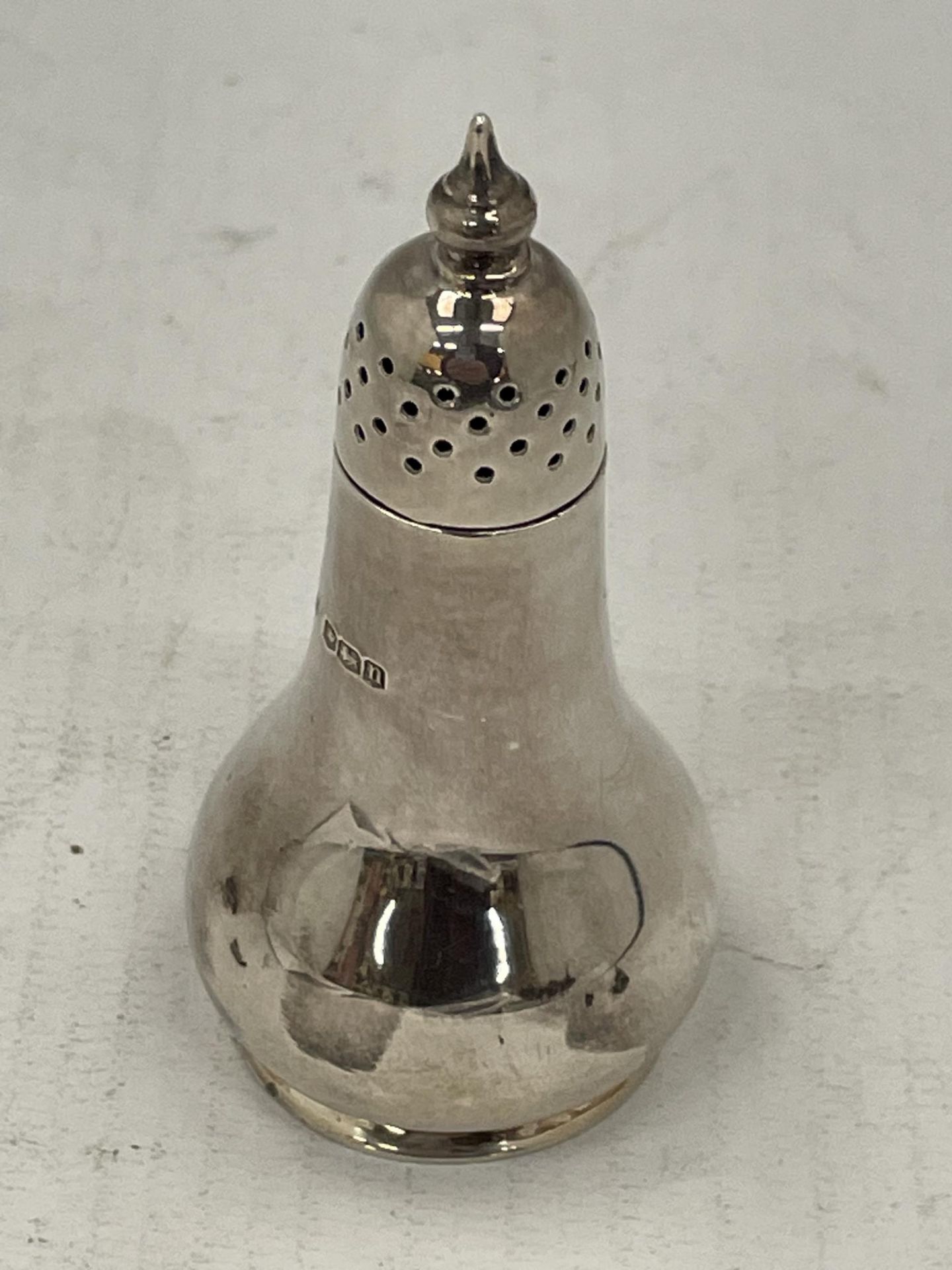 A SHEFFIELD HALLMARKED SILVER CONDIMENT SHAKER / PEPPERETTE, WEIGHT 29G - Image 2 of 3