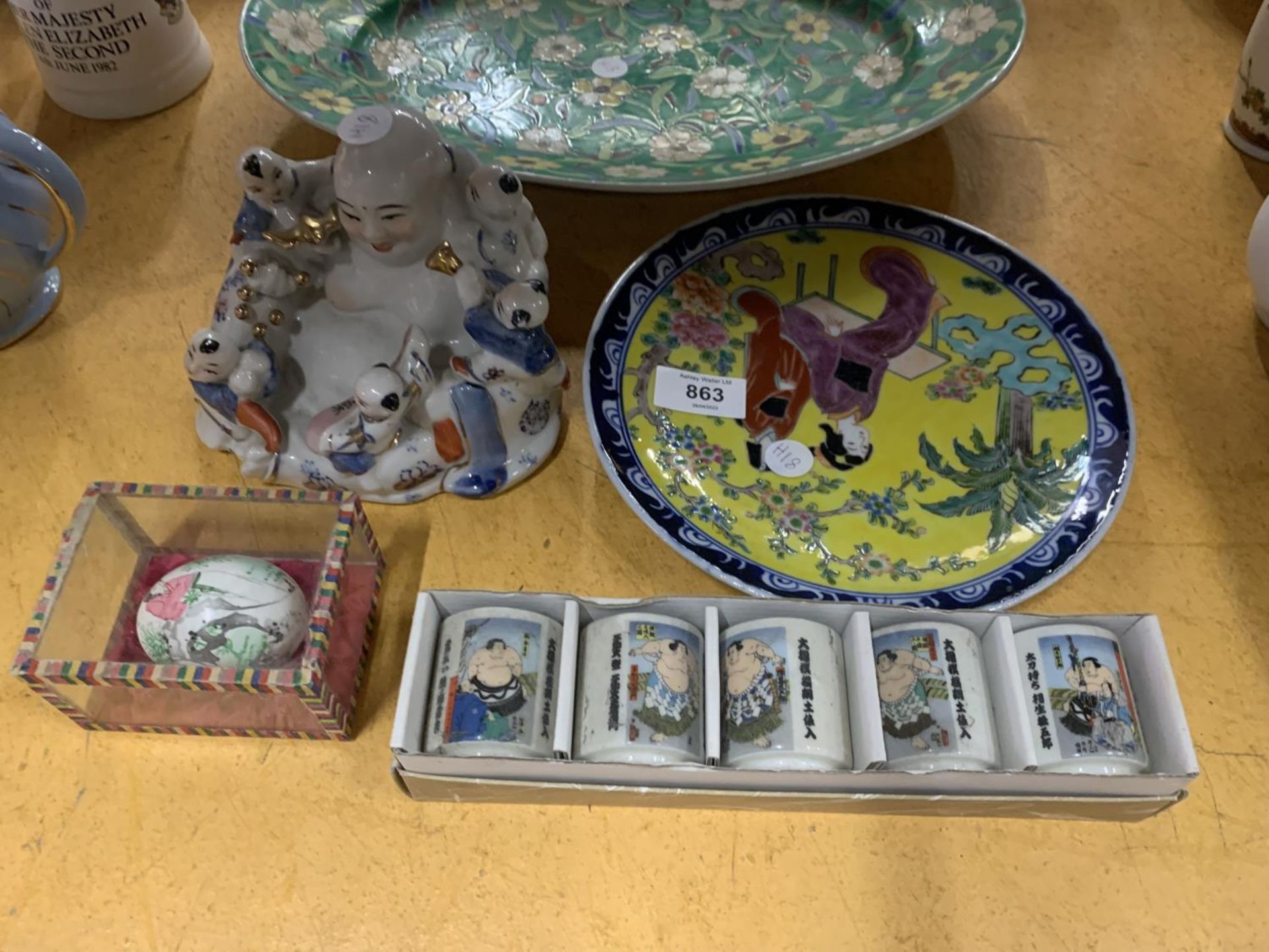 A QUANTITY OF ORIENTAL ITEMS TO INCLUDE A BOXED DRESSING TABLE SET, BUDDAH, PLATES, DECORATIVE EGG - Image 2 of 4