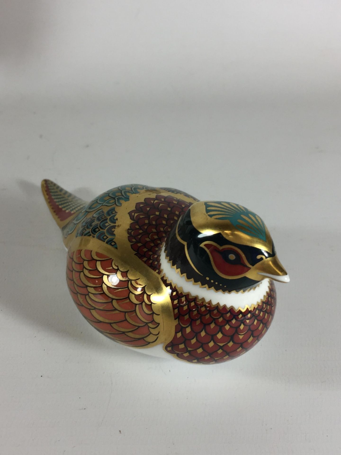 A ROYAL CROWN DERBY WOODLAND PHEASANT COLLECTORS GUILD PAPERWEIGHT, GOLD STOPPER - Image 2 of 4