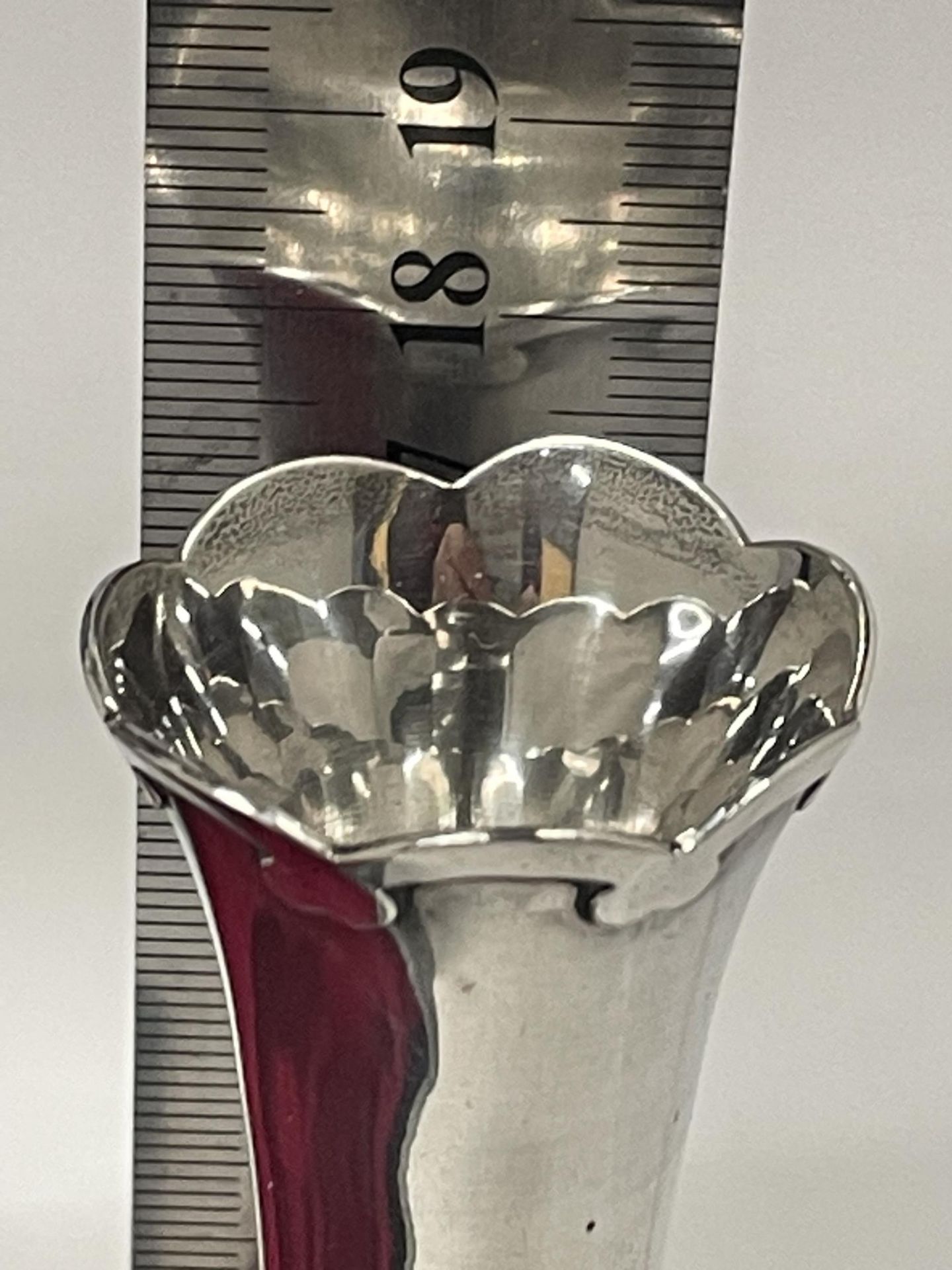 A CASED JAPANESE SILVER VASE ENGRAVED WITH JAPANESE IMPERIAL CHRYSANTHEMUM DESIGN, STAMPED SILVER TO - Image 4 of 5