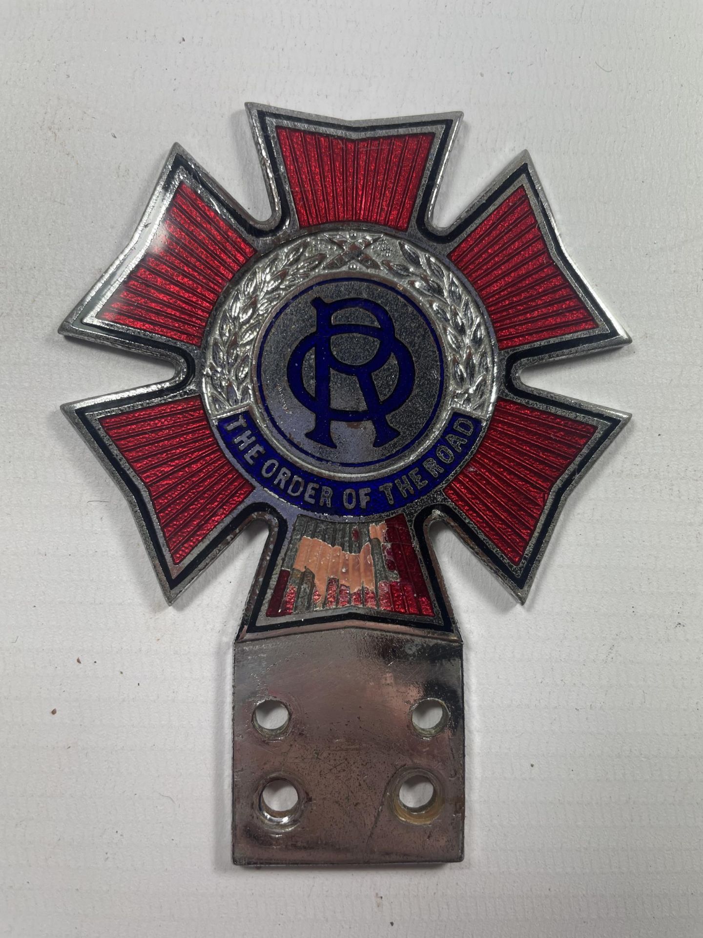 A VINTAGE ENAMEL ORDER OF THE ROAD BUMPER BADGE WITH CLIP - Image 2 of 3