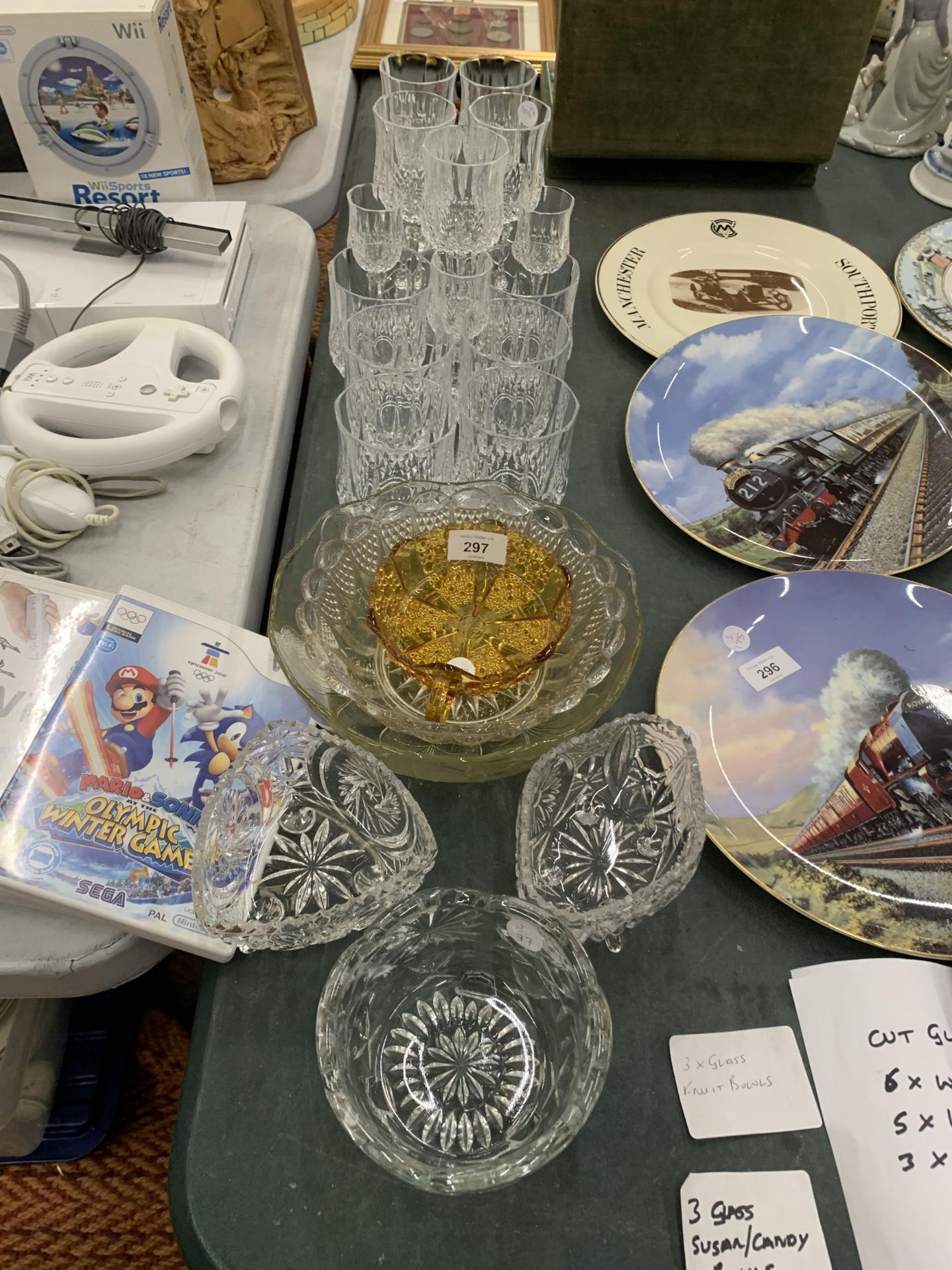 A MIXED LOT OF CUT AND FURTHER GLASS TO INCLUDE CANDY BOWLS, FRUIT BOWLS AND LICQUER / WHISKY