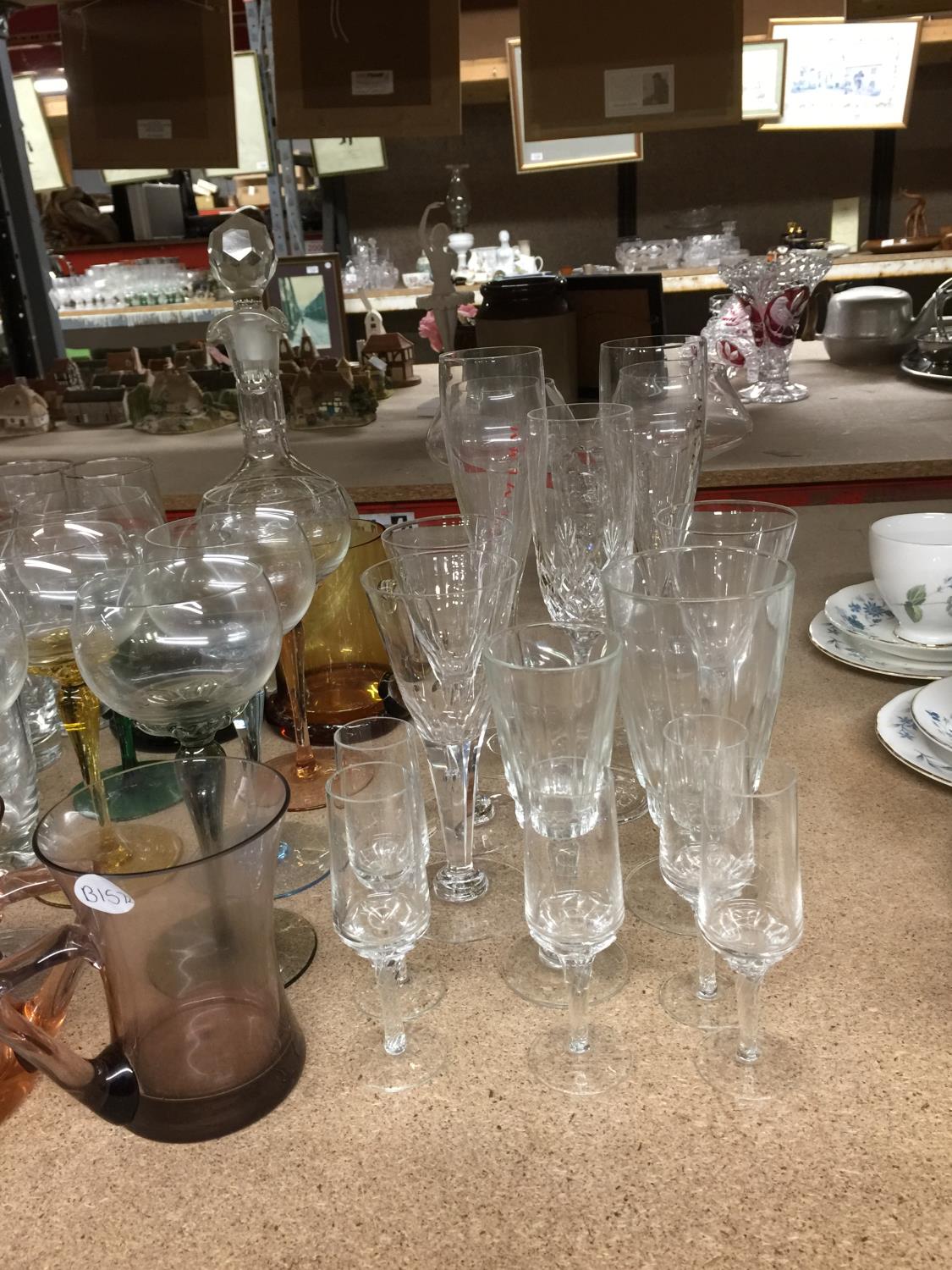 A QUANTITY OF GLASSES TO INCLUDE WINE, A DECANTER, CHAMPAGNE FLUTES, SHERRY, TUMBLERS, ETC - Image 4 of 4