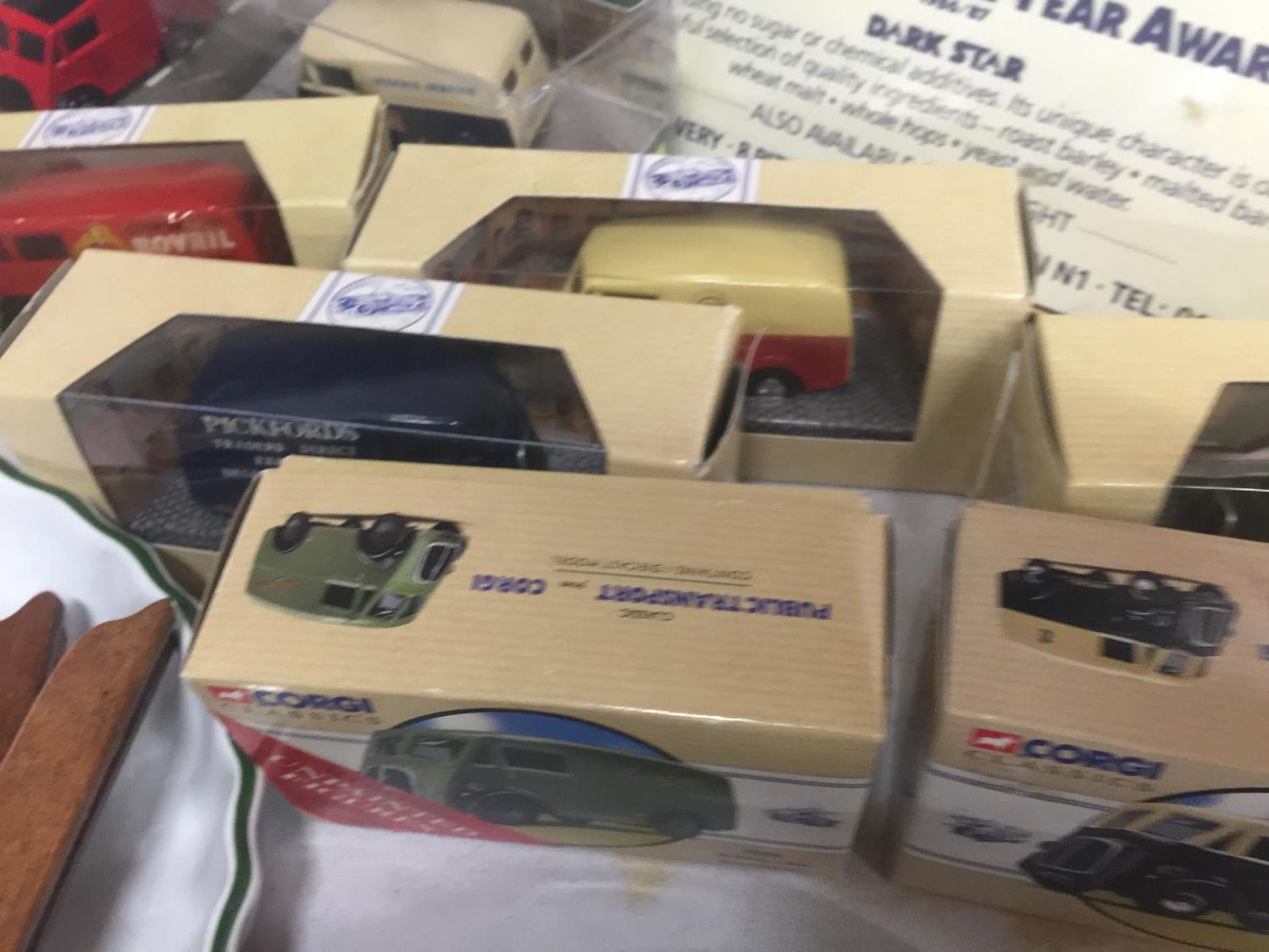 EIGHT BOXED CORGI MODELS OF MORRIS J VANS - Bild 3 aus 4