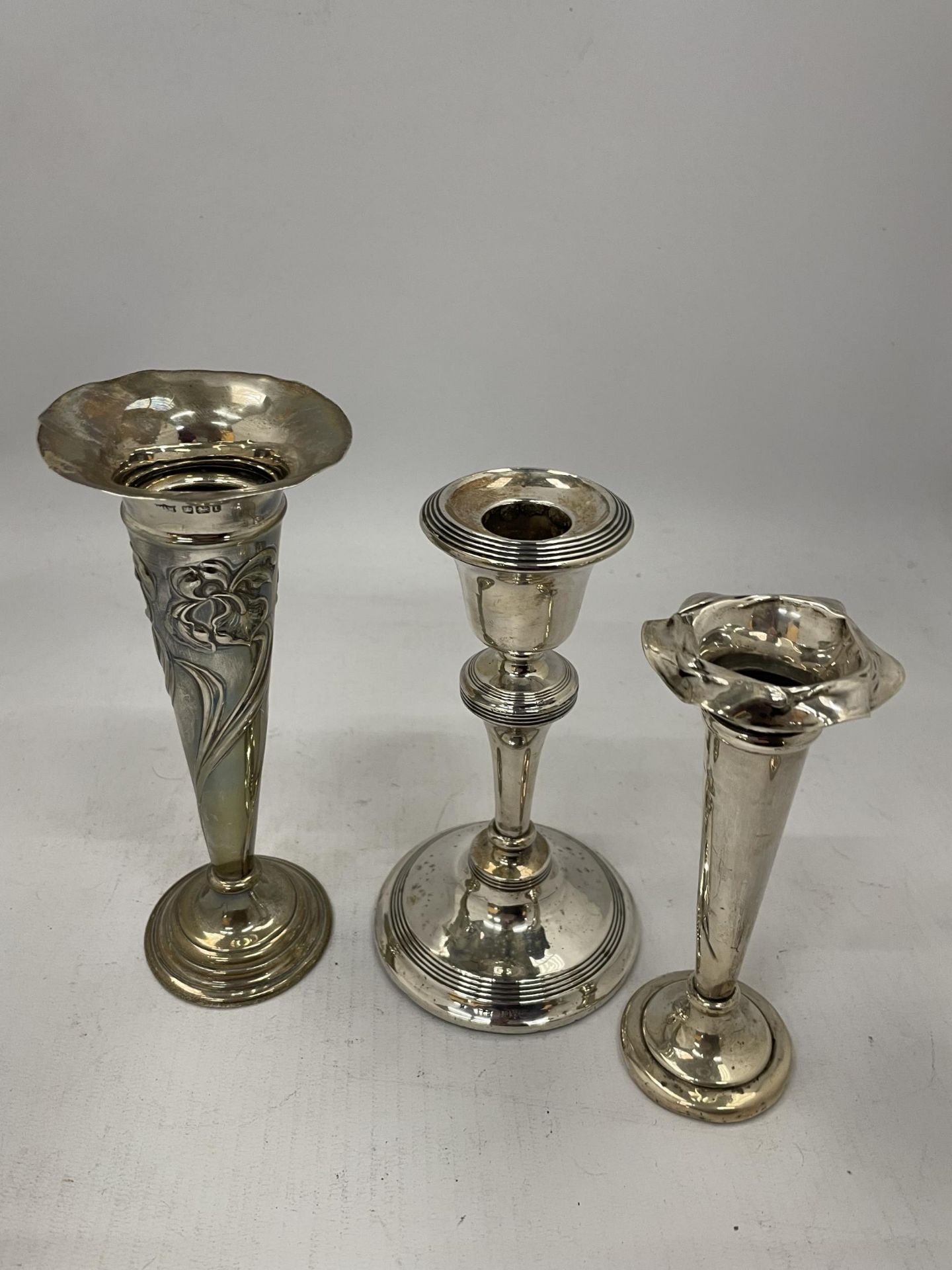 A MIXED LOT OF HALLMARKED SILVER ITEMS - ART NOUVEAU FLORAL DESIGN BUD VASE, FURTHER POSY VASES - Image 3 of 6