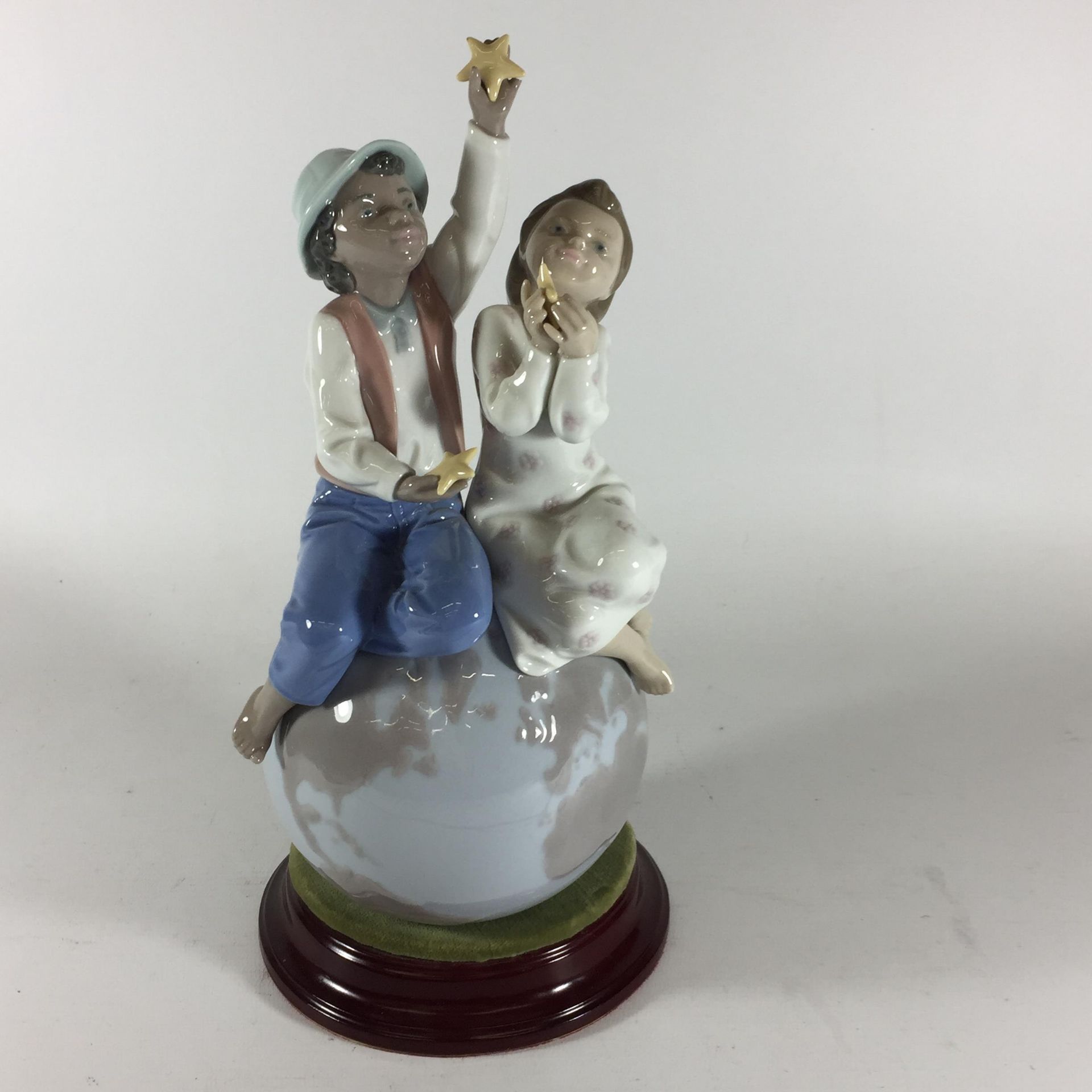 A LLADRO UNICEF GLOBE FIGURE ON DISPLAY BASE - A/F