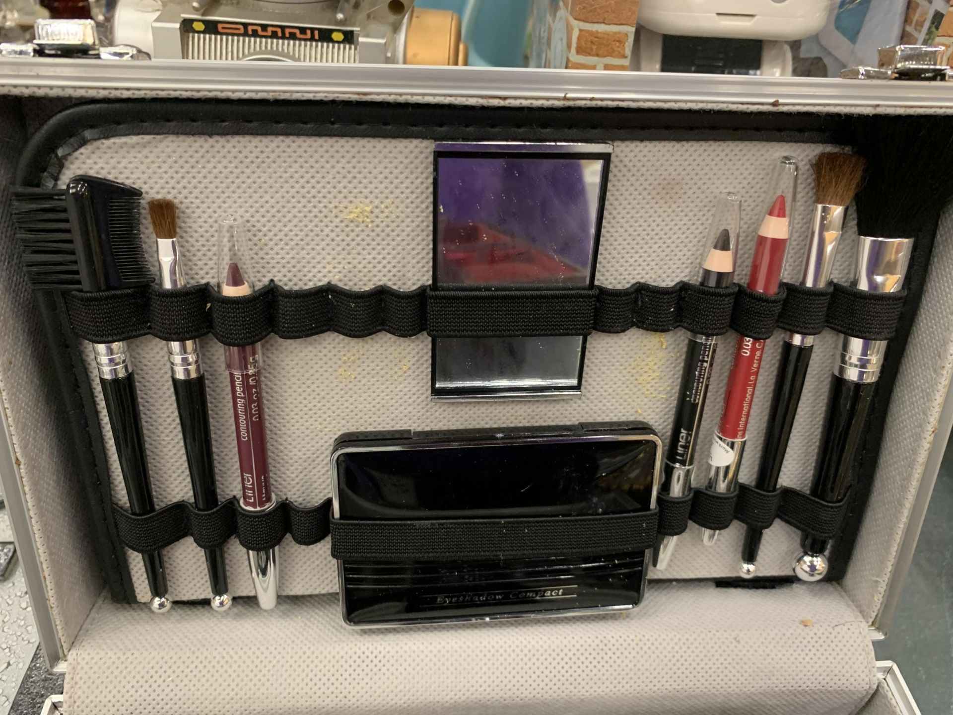 A METAL MAKE UP CASE AND CONTENTS - Image 2 of 3
