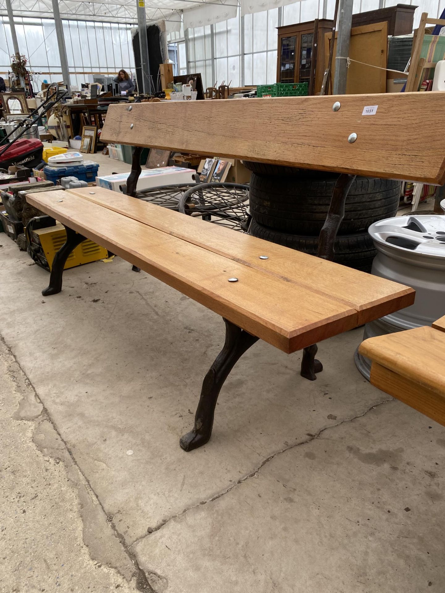 A LARGE REFURBISHED WOODEN SLATTED BENCH WITH 'KNOTTY' CAST IRON BENCH ENDS - Bild 2 aus 4