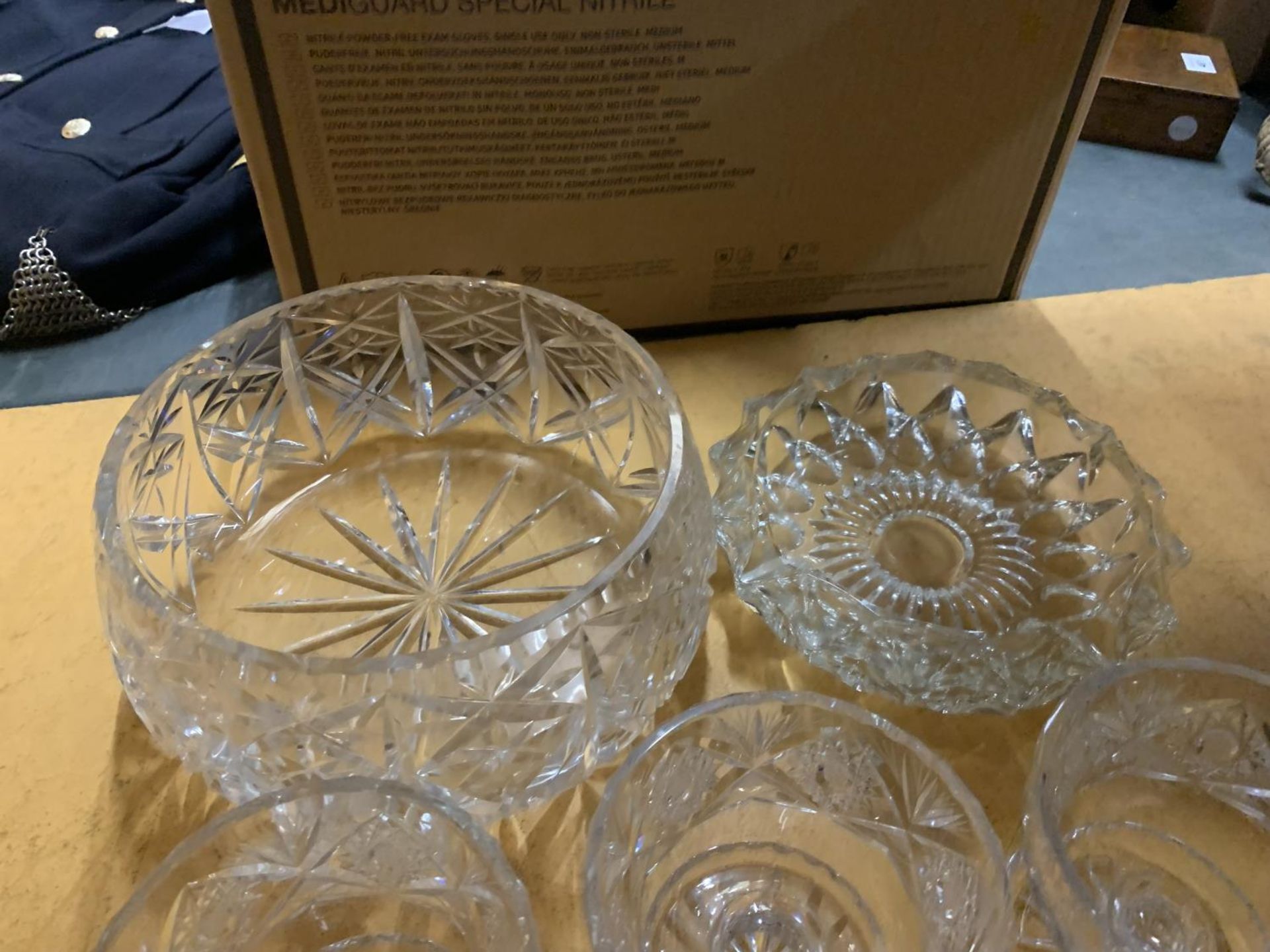 A QUANTITY OF CUT GLASS TO INCLUDE A TRIFLE BOWL AND DESSERT DISHES - Image 2 of 2