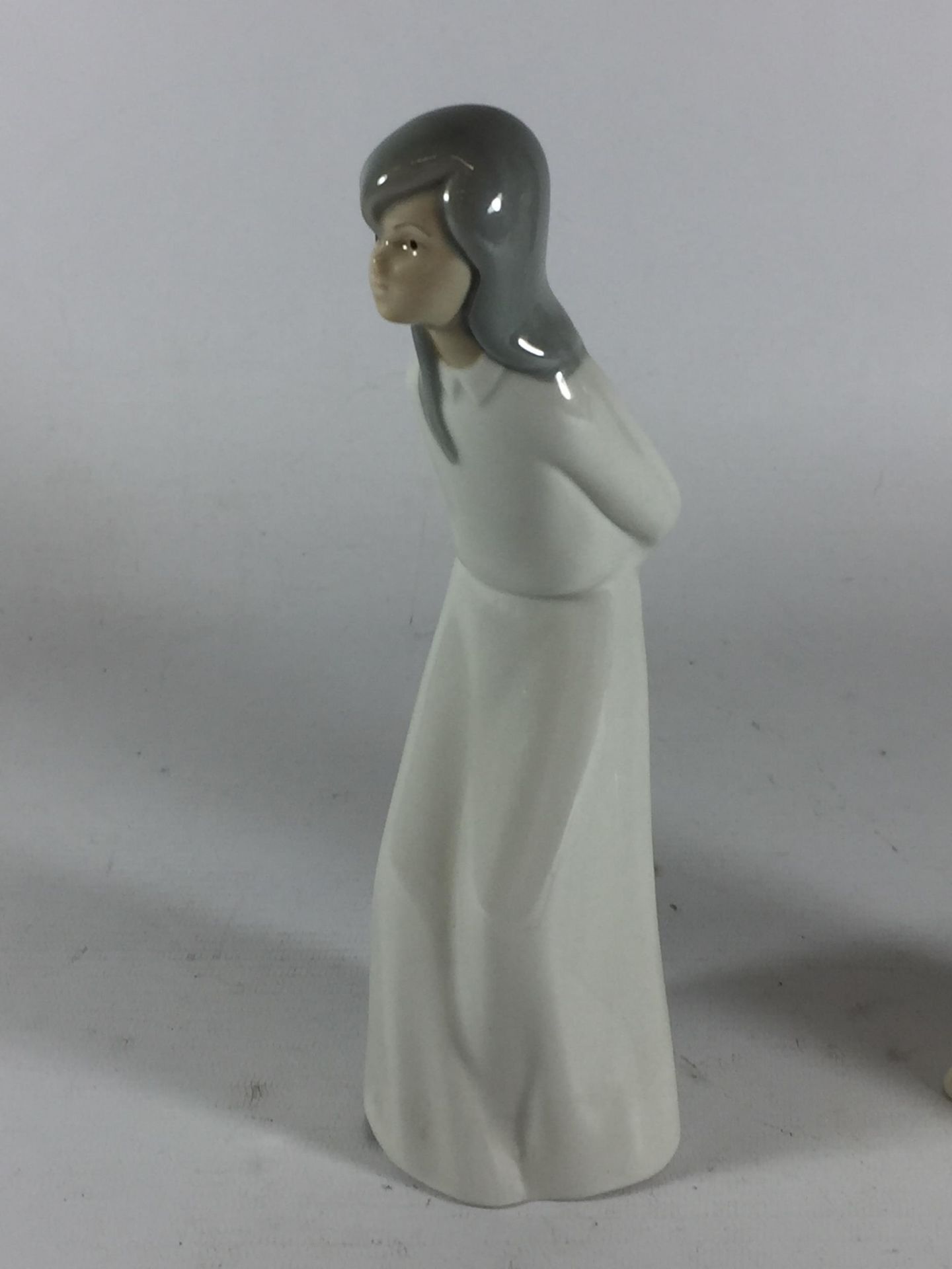 TWO LADY FIGURES TO INCLUDE A ROYAL WORCESTER MOMENTS WITH LOVE FIGURE - Image 3 of 4