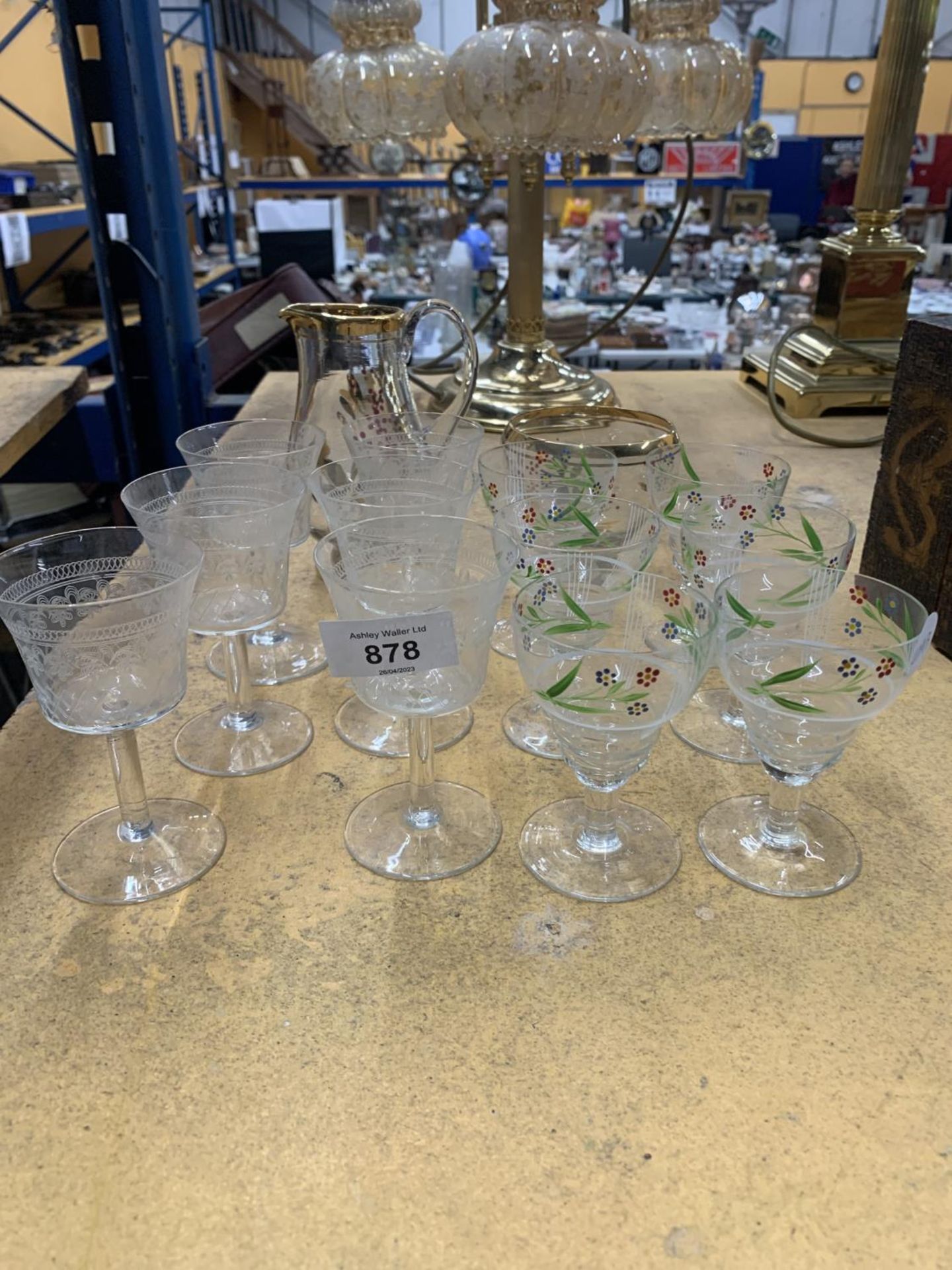 A QUANTITY OF ETCHED AND FLORAL GLASSES PLUS A JUG AND BOWL