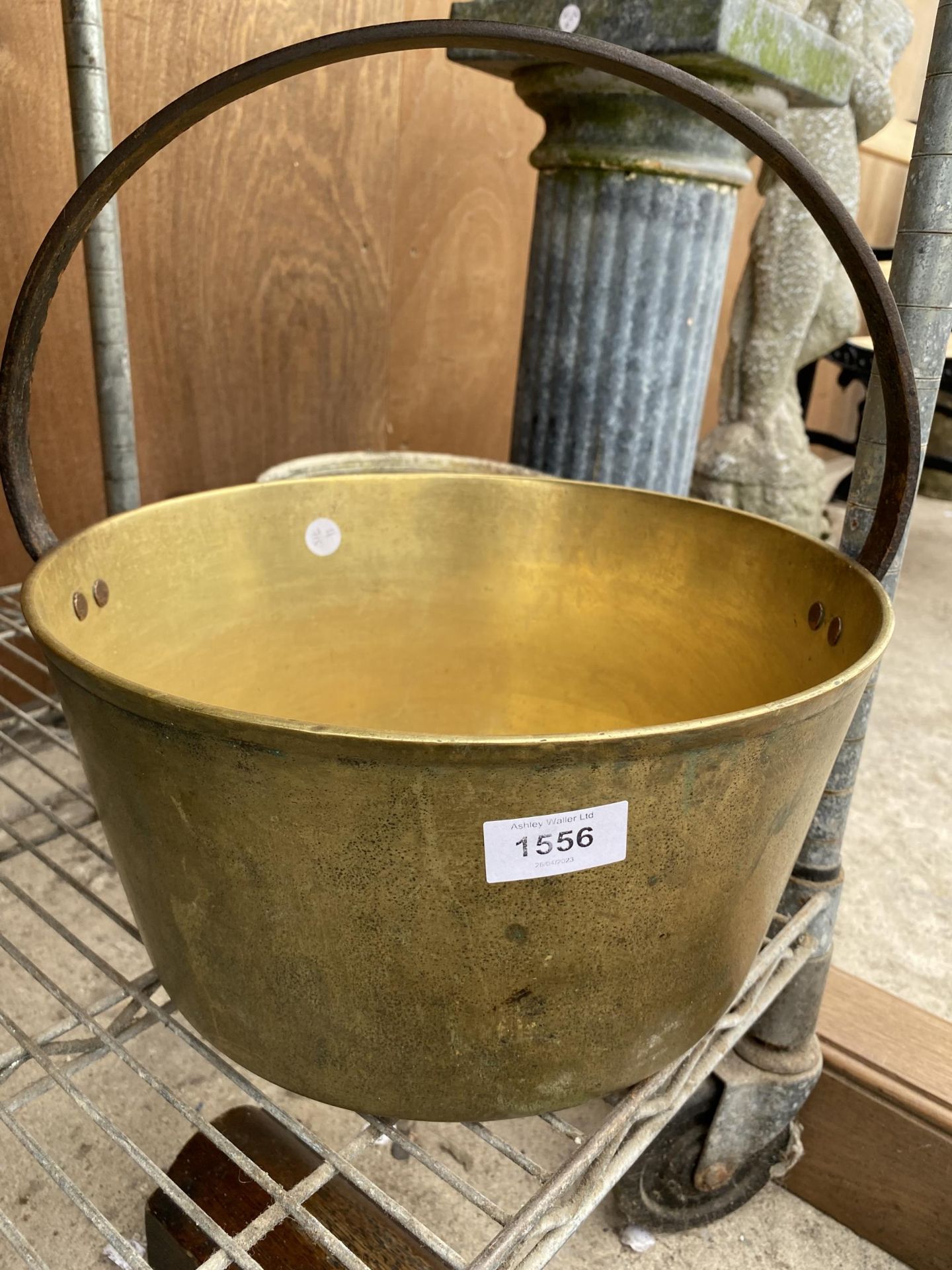 A LARGE HEAVY BRASS JAM PAN