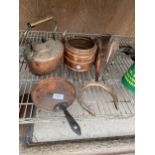 AN ASSORTMENT OF COPPER ITEMS TO INCLUDE A KETTLE, A HORSE SHOE AND A SKILLET ETC