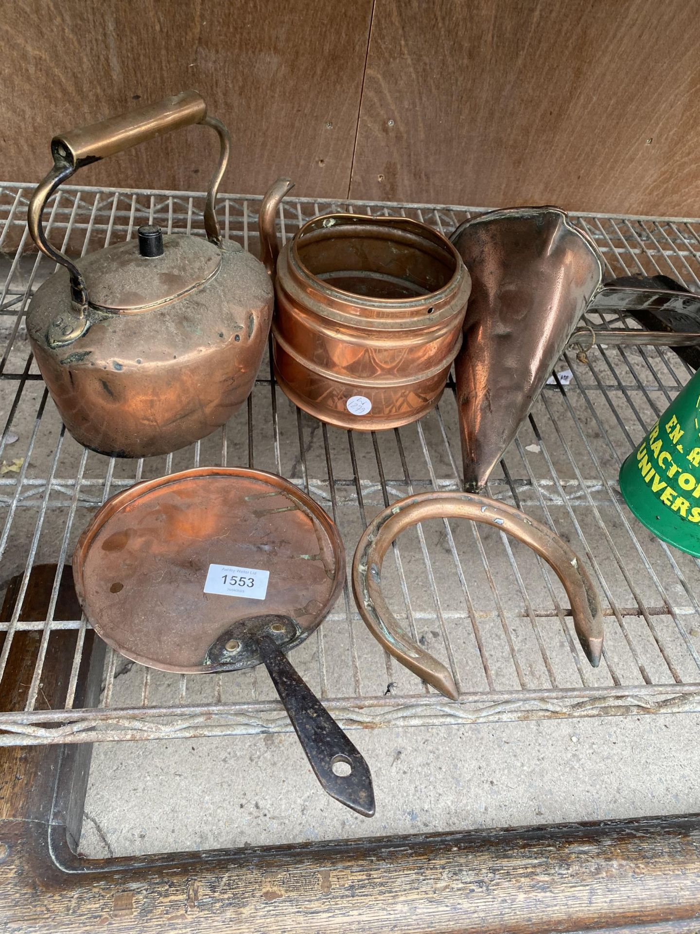 AN ASSORTMENT OF COPPER ITEMS TO INCLUDE A KETTLE, A HORSE SHOE AND A SKILLET ETC