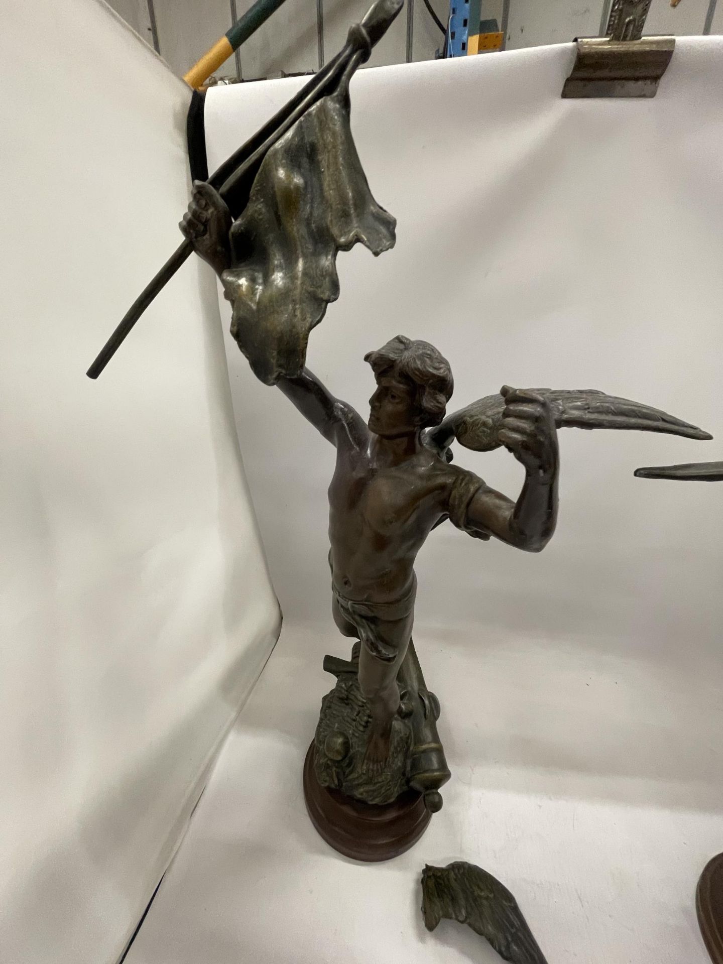 A PAIR OF VINGTAGE SPELTER CHERUB FIGURES, SIGNED (ONE WING A/F) - Image 3 of 6
