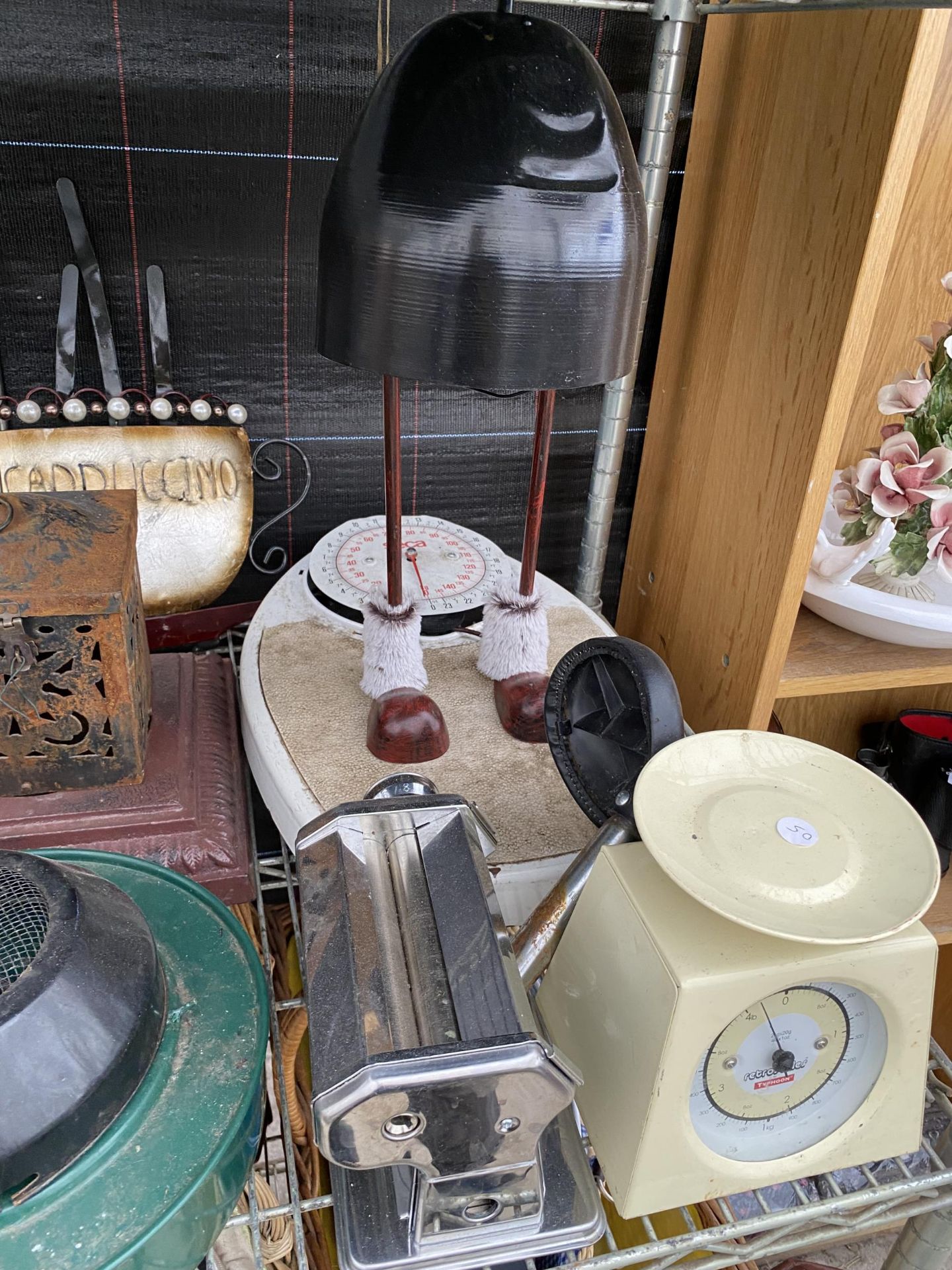 AN ASSORTMENT OF ITEMS TO INCLUDE A JAM PAN, SCALES AND KITCHEN ITEMS - Image 2 of 4