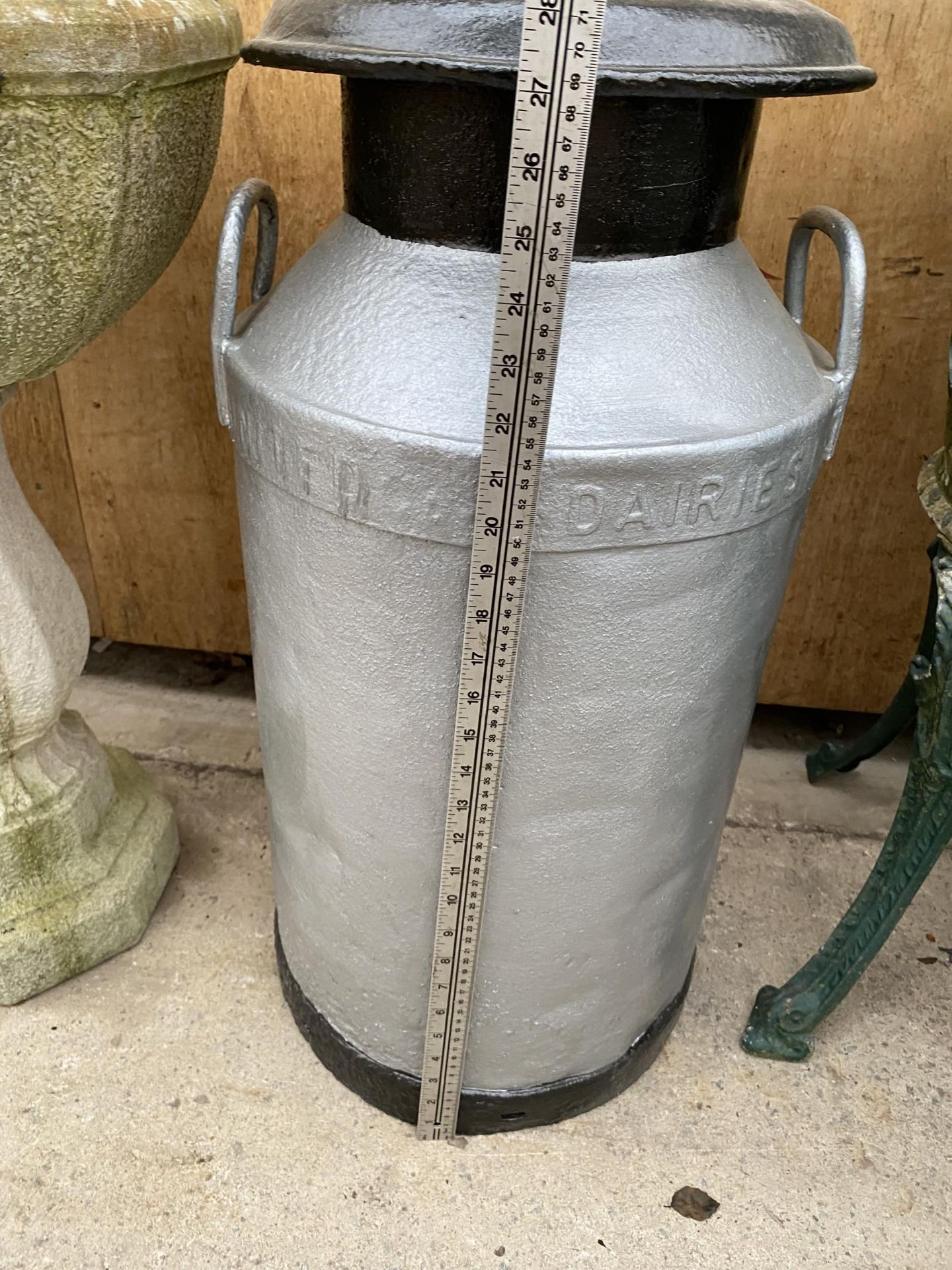 AN ALUMINIUM MILK CHURN WITH LID AND BEARING THE NAME 'UNITED DAIRIES' - Bild 2 aus 2