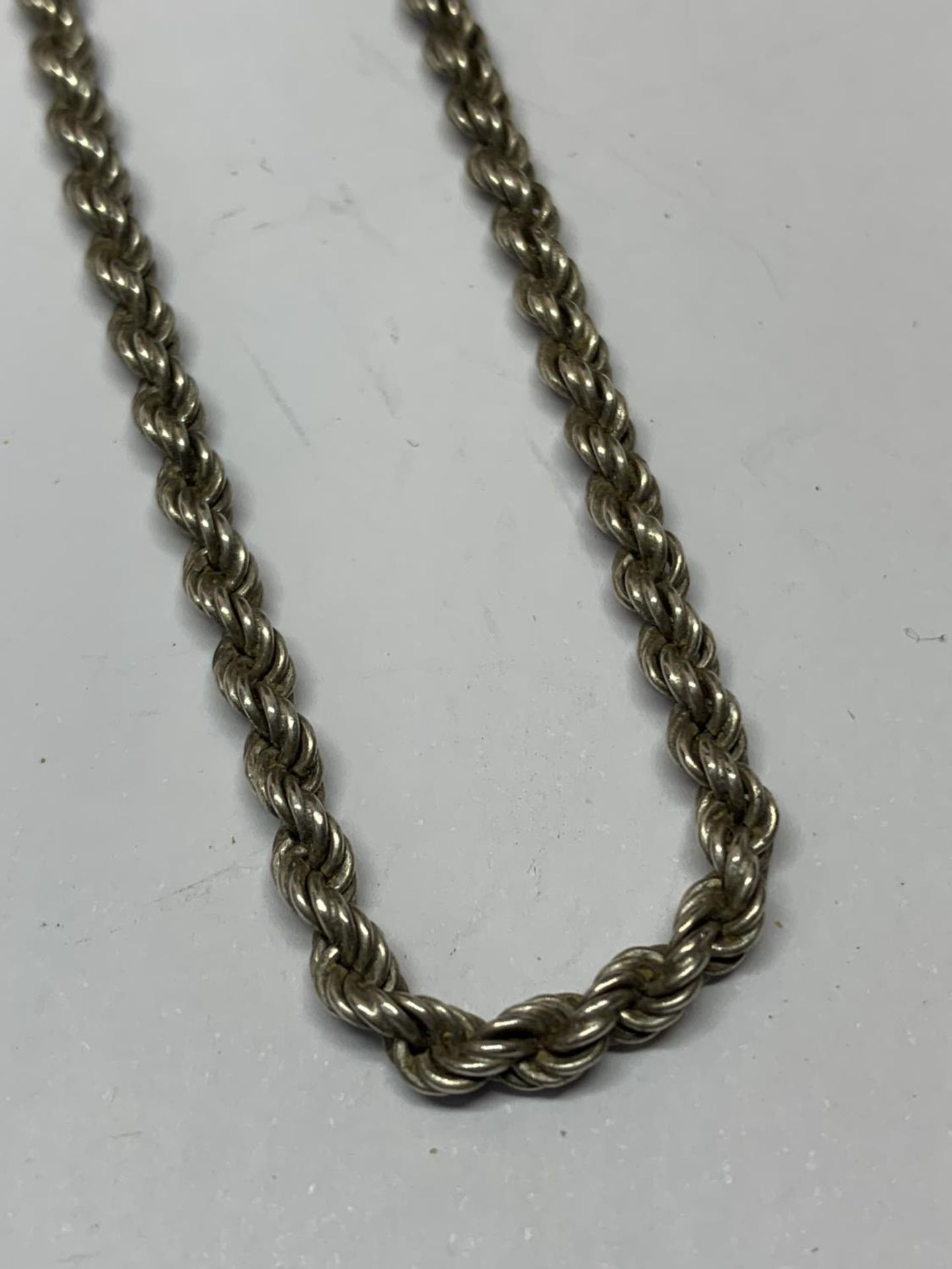 A SILVER ROPE CHAIN NECKLACE - Image 2 of 3