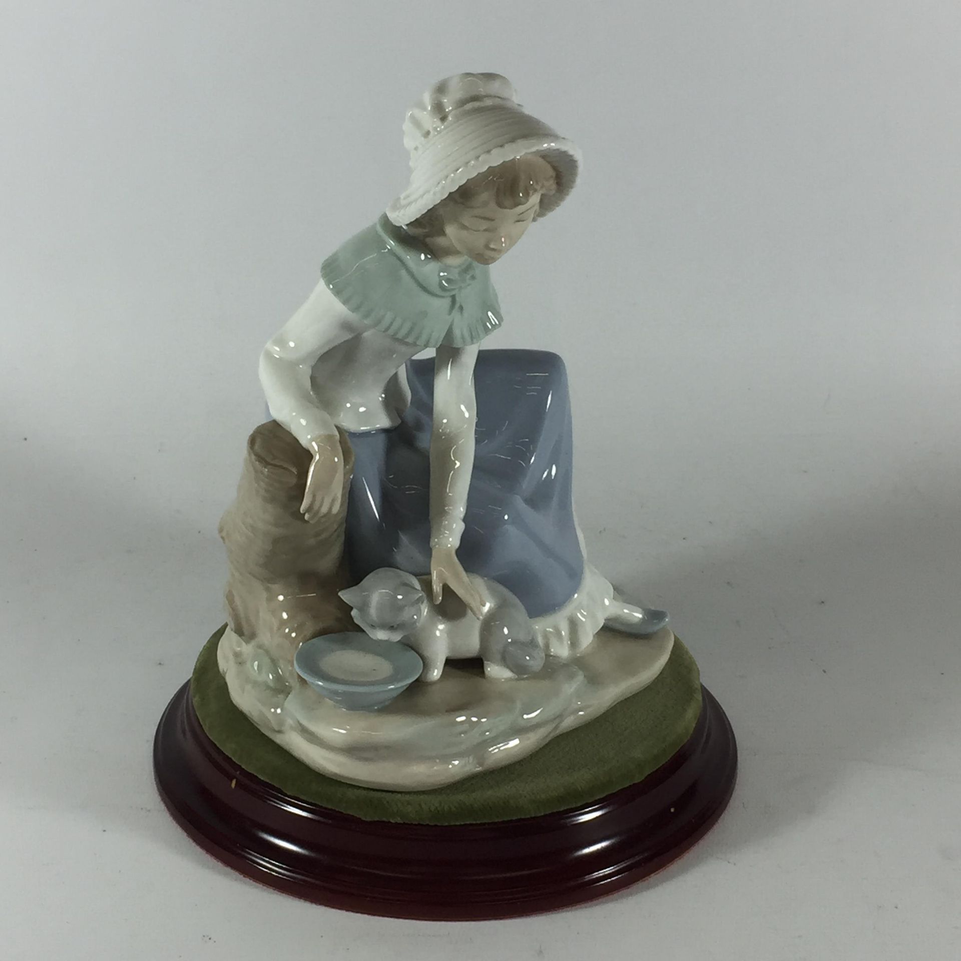 A NAO LLADRO FIGURE OF A GIRL WITH CAT ON DISPLAY BASE - Image 2 of 4