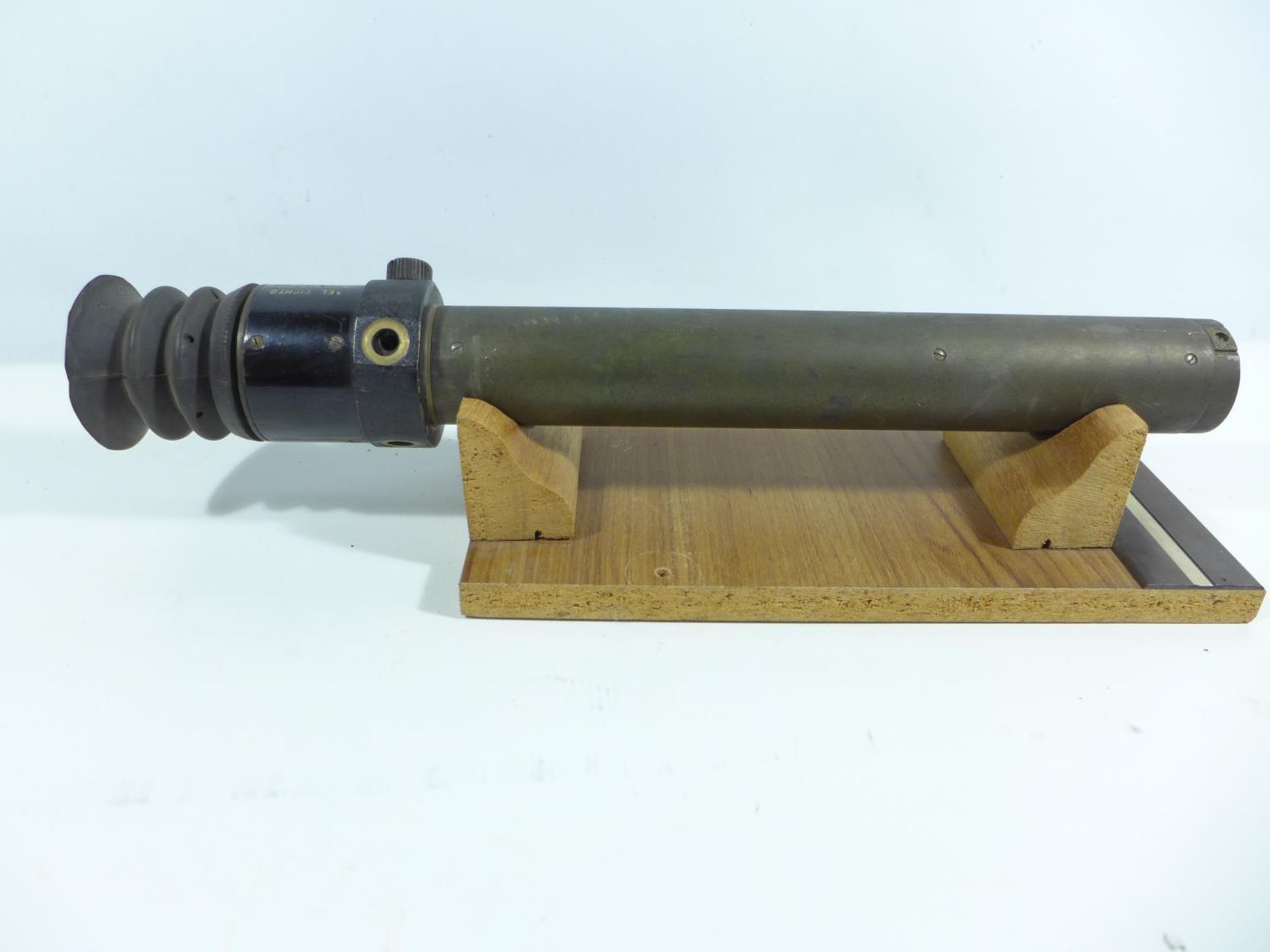 A WORLD WAR II TELESCOPIC NO.33 MIIS GUN SIGHT DATED 1941, LENGTH 45CM, ON A LATER PURPOSE MADE - Image 5 of 6