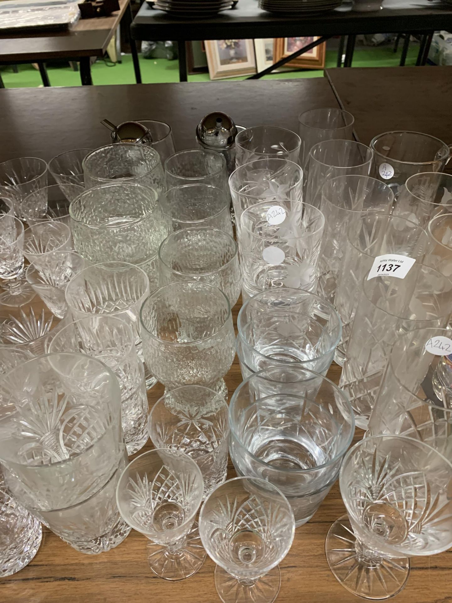 A LARGE QUANTITY OF GLASSES TO INCLUDE TUMBLERS, WINE, SHERRY, DESSERT BOWLS, WINE POURERS, ETC - Image 3 of 4