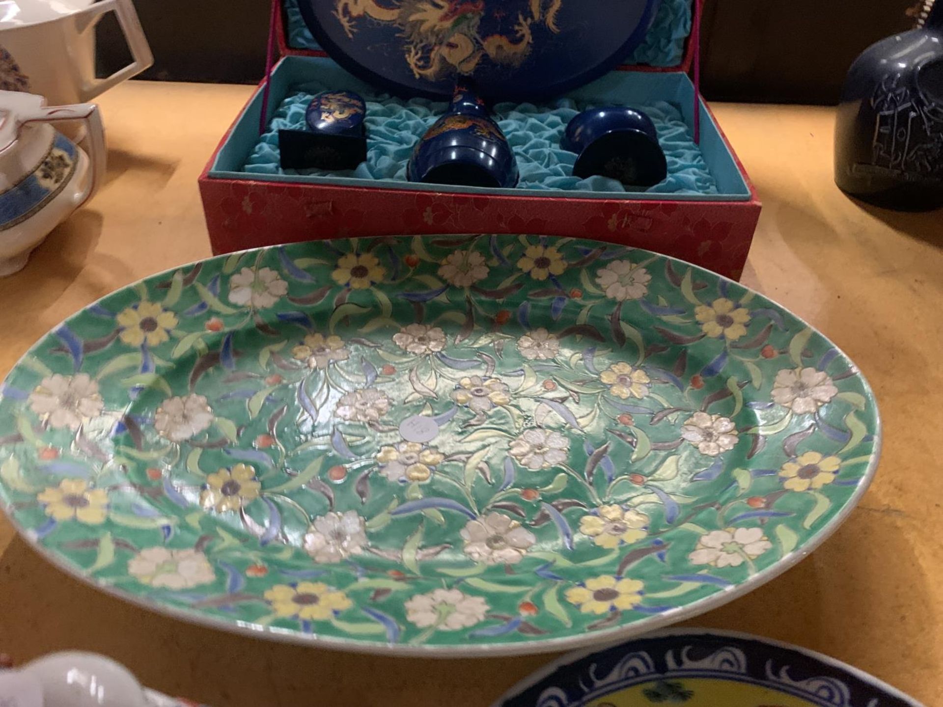 A QUANTITY OF ORIENTAL ITEMS TO INCLUDE A BOXED DRESSING TABLE SET, BUDDAH, PLATES, DECORATIVE EGG - Image 3 of 4