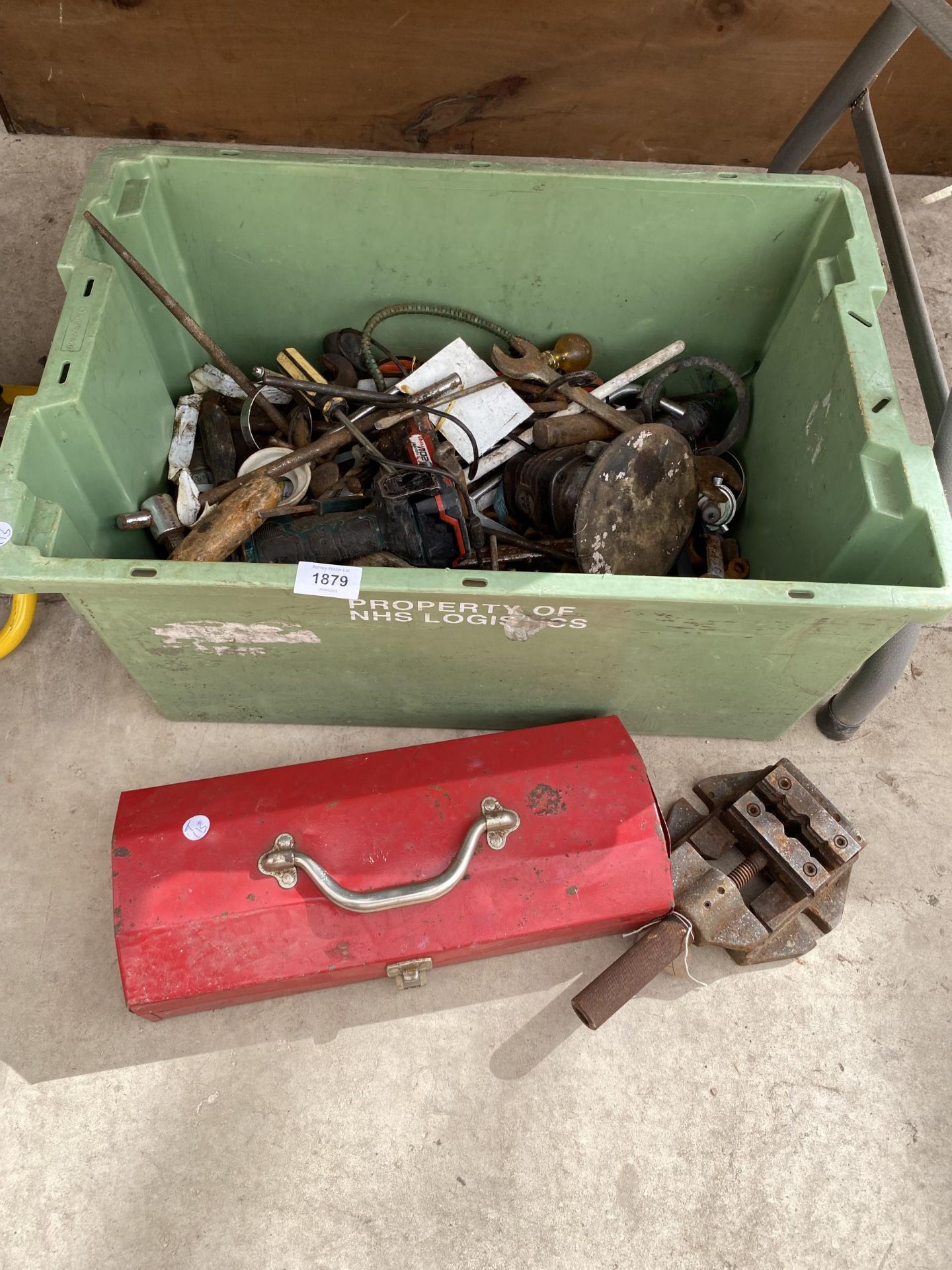 AN ASSORTMENT OF TOOLS TO INCLUDE A VICE, A DRILL AND SPANNNERS ETC