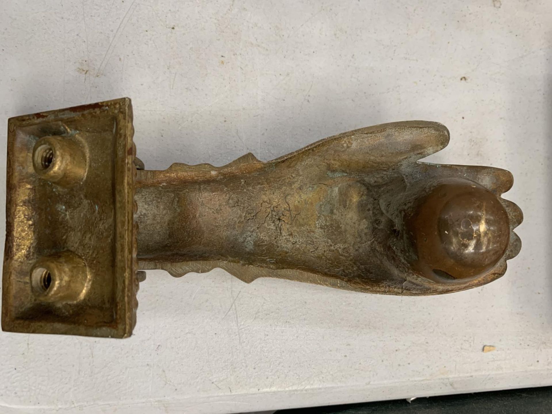 A VINTAGE BRASS DOOR KNOCKER IN THE SHAPE OF A HAND - Image 3 of 3
