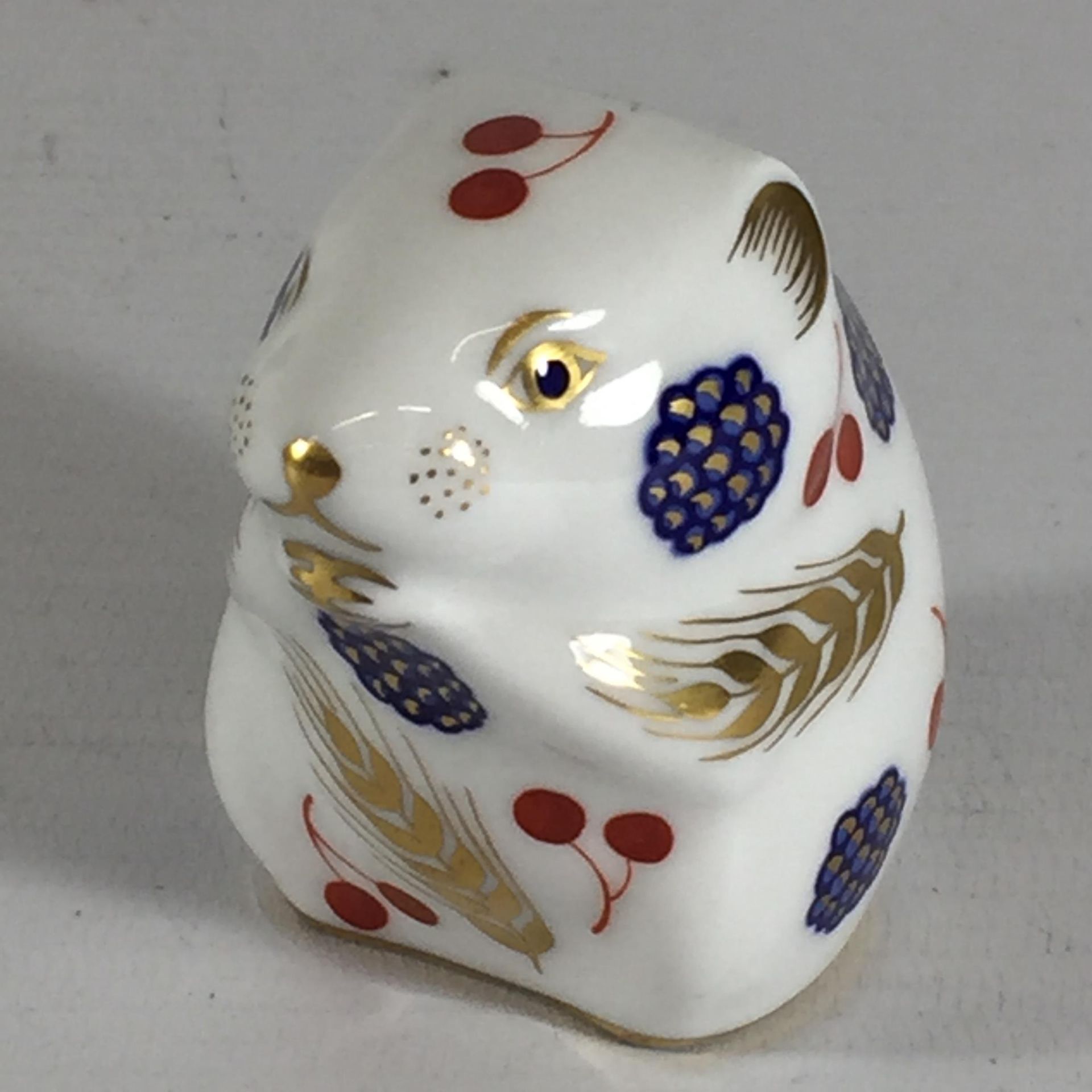 A ROYAL CROWN DERBY HARVEST MOUSE PAPERWEIGHT, NO STOPPER - Image 2 of 4