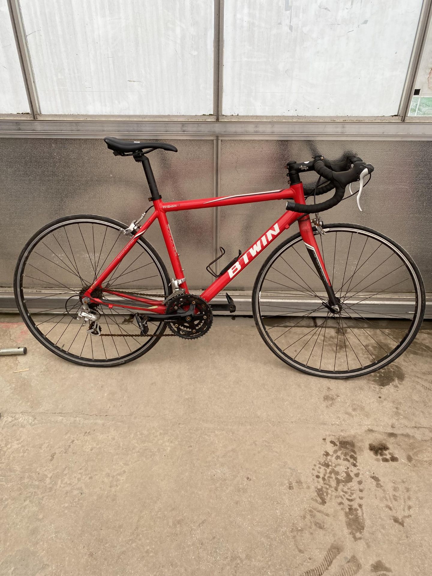 A BTWIN TRIBAN 3 GENTS ROAD RACING BIKE WITH 24 SPEED GEAR SYSTEM