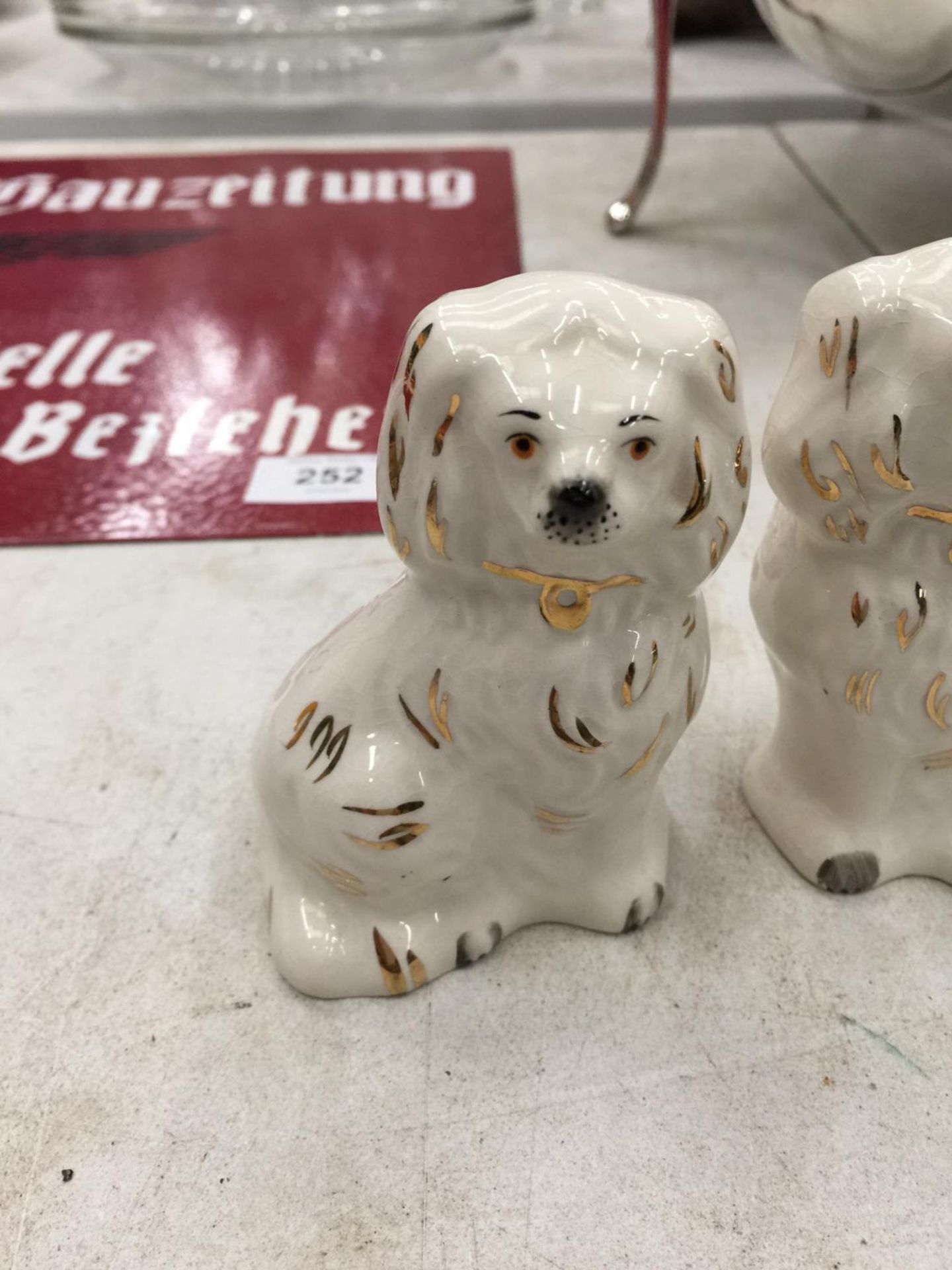 A PAIR OF SMALL STAFFORDSHIRE DOGS HEIGHT 10CM - Image 2 of 4