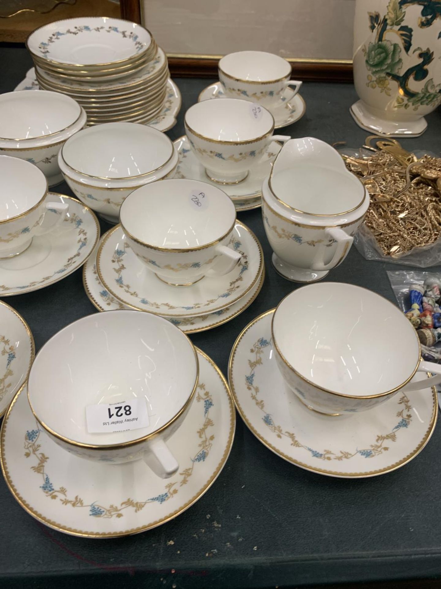 A MINTON 'CHAMPAGNE' TEASET TO INCLUDE A CAKE PLATE, CUPS, SAUCERS, SIDE PLATES, TWO CREAM JUGS - Image 3 of 4
