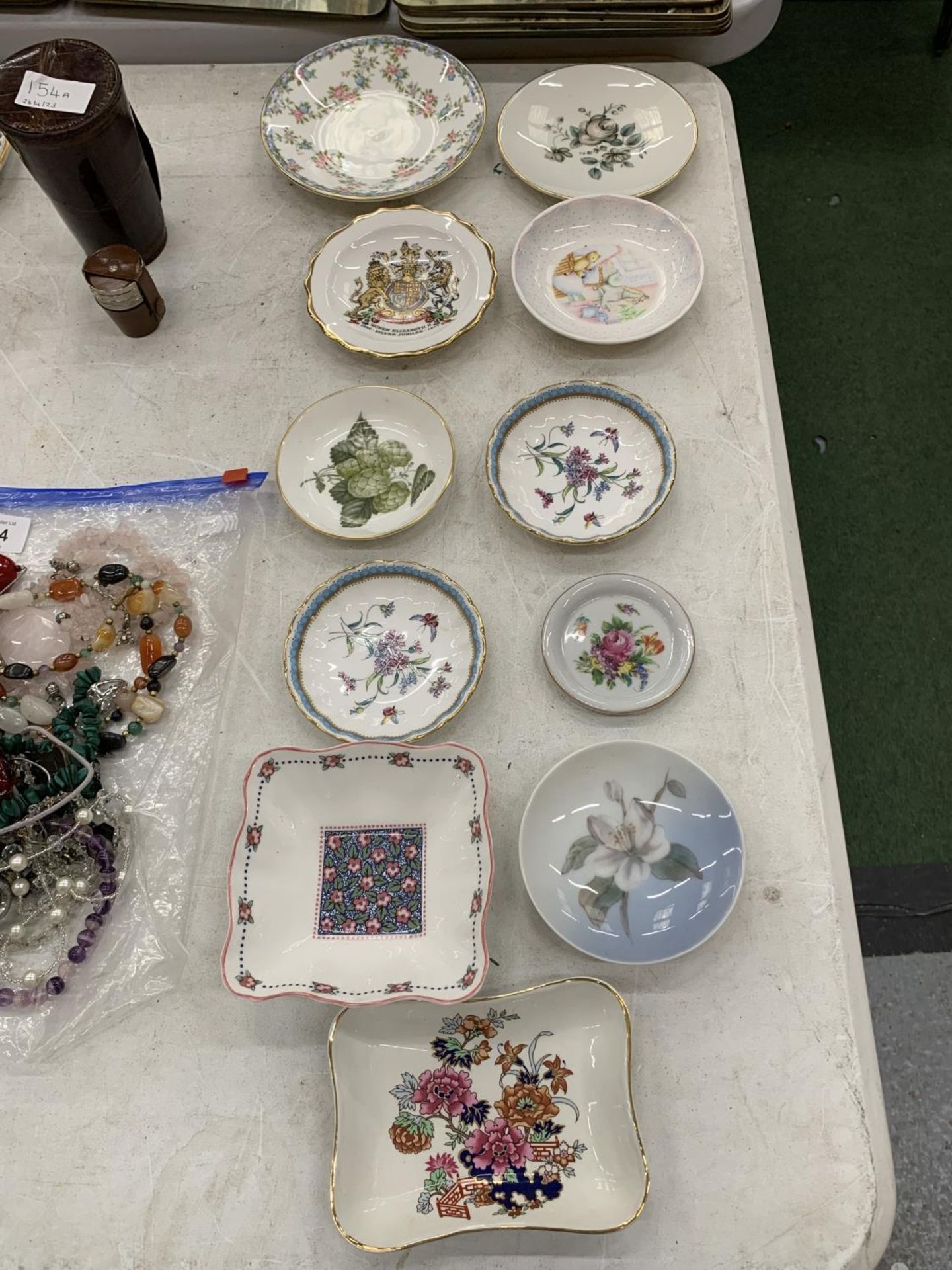 A QUANTITY OF TRINKET PLATES AND PIN DISHES TO INCLUDE ROYAL COPENHAGEN, MASON'S, ROYAL ALBERT,