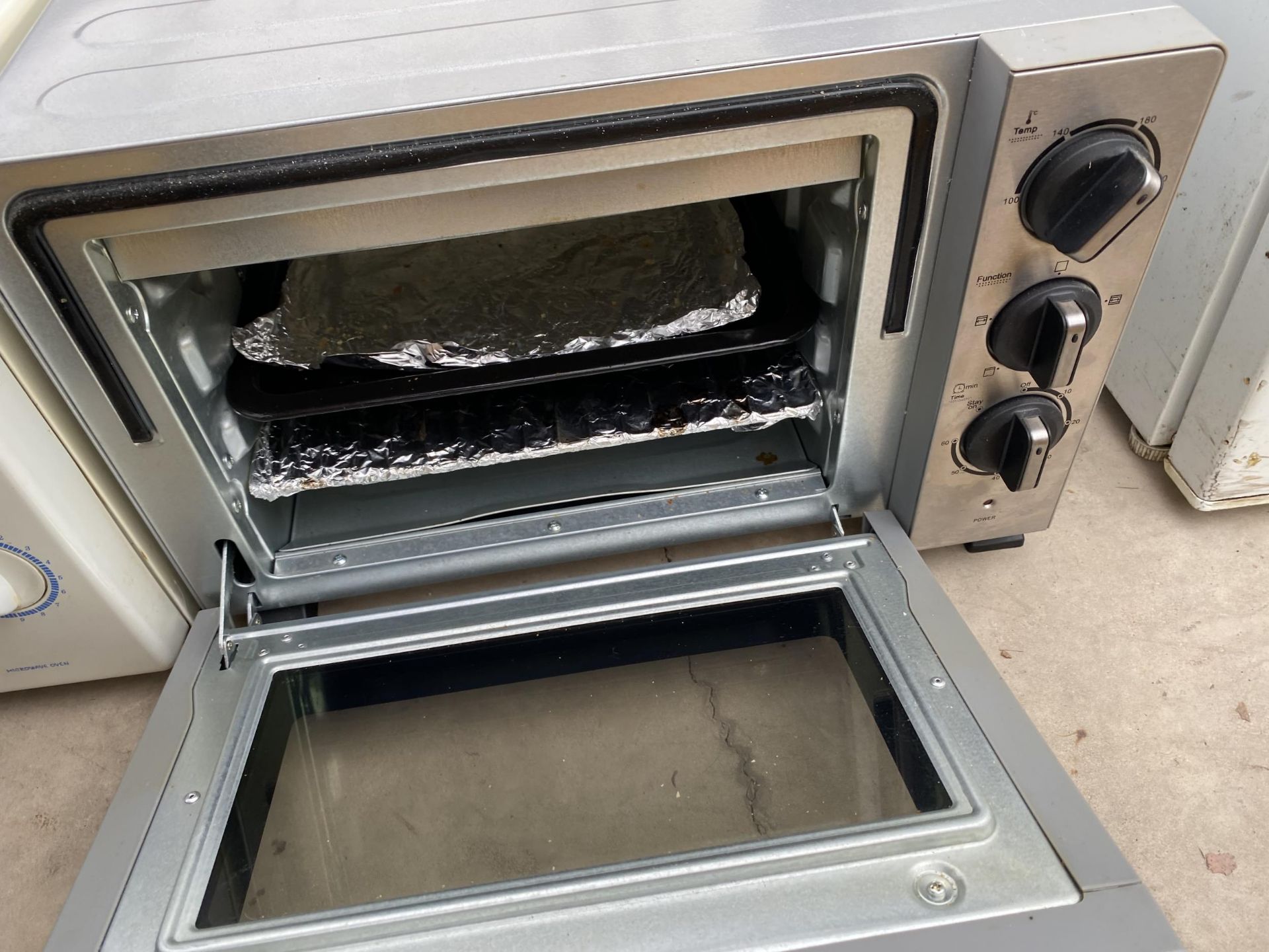 A MICROWAVE OVEN AND A COUNTERTOP GRILL - Bild 2 aus 2