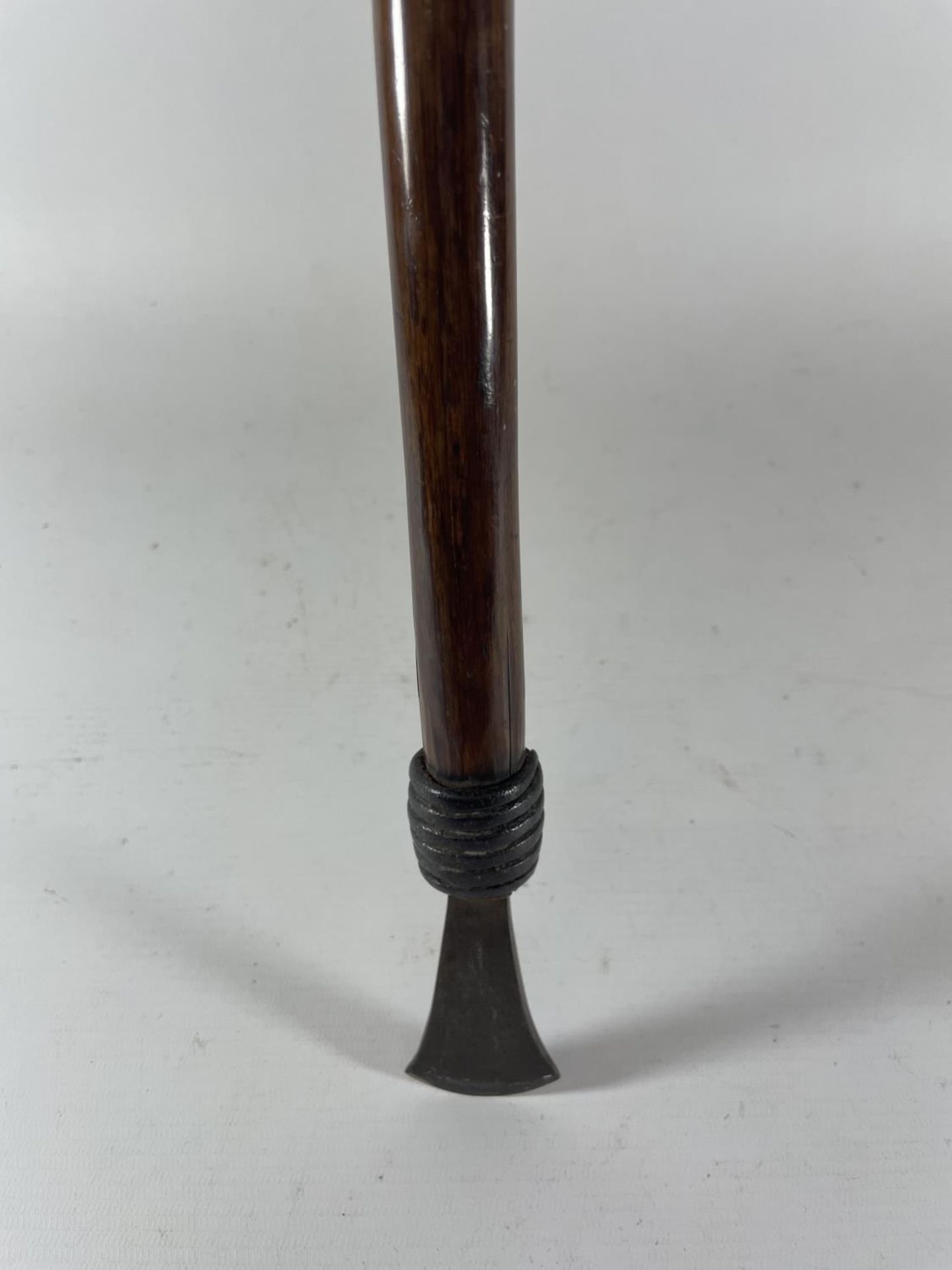 A LATE 19TH / EARLY 20TH CENTURY AFRICAN SPEAR, LENGTH 127CM - Image 3 of 3